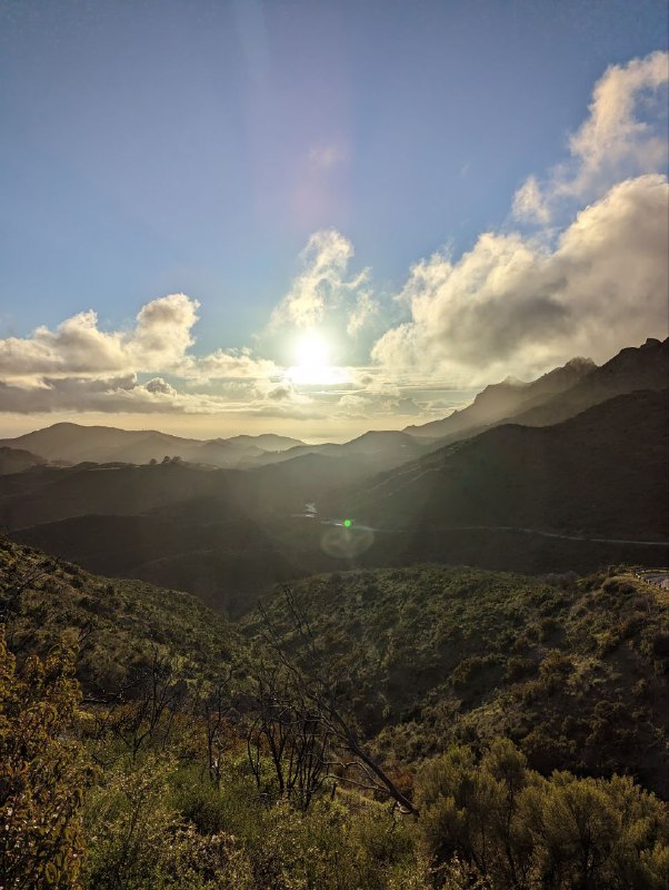 Всем доброе утро, а у меня вечер и это был клёвый день, покатушки, впечатления, хайкинг. Взяли одну тачку в аренду а ещё две друзей коллеги и поехали кататься, компания из 6 человек и только двое из нас говорили на русском, но было забавно.В длинном 3х минутном видео можете ощутить драйв покатушек по серпантинам на маленькой, но заряженной Мазде мх5, ощущается очень бодро.И в целом за весь день не покидает ощущение что это что-то знакомое, многие места, дороги постоянно напоминают тебе какие-то игры и фильм, вот оно влияние культуры.Пока как-то так, все это рядом с Лос Анджелесом, по итогу спустились в Малибу и там поели на закате Фиш&Чипс под пиво. Оказалось это место мелькало в первом Форсаже, в моменте когда пол уокер на своей оранжевой супре начал гонку, поэтому это очень популярное место сейчас.Пока так, до скорого!Всем доброе утро, а у меня вечер и это был клёвый день, покатушки, впечатления, хайкинг. Взяли одну тачку в аренду а ещё две друзей коллеги и поехали кататься, компания из 6 человек и только двое из нас говорили на русском, но было забавно.В длинном 3х минутном видео можете ощутить драйв покатушек по серпантинам на маленькой, но заряженной Мазде мх5, ощущается очень бодро.И в целом за весь день не покидает ощущение что это что-то знакомое, многие места, дороги постоянно напоминают тебе какие-то игры и фильм, вот оно влияние культуры.Пока как-то так, все это рядом с Лос Анджелесом, по итогу спустились в Малибу и там поели на закате Фиш&Чипс под пиво. Оказалось это место мелькало в первом Форсаже, в моменте когда пол уокер на своей оранжевой супре начал гонку, поэтому это очень популярное место сейчас.Пока так, до скорого!