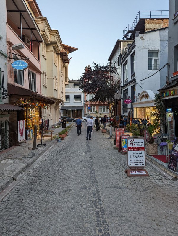 Маленький отчёт первого дня.Я решил добираться из аэропорта общественным транспортом, не то чтобы очень нужно было экономить, но подумал будет интересный опыт, к тому же у меня была на руках Istanbul Kart с балансом.Путь был долгий и с пересадками, но везде оплачивал одним проездным, очень удобно.1) На автобусе 1:202) На пароме мне кажется минут 30.Это самая клевая часть пути.3) И ещё столько же занял трамвай и остаток пути пешком до жилья, которое снял на аирбнб.К моменту когда доехал, я настолько устал, что уже хотел обратно в привычный не суетной Инеш или Батуми, которые стал привычным. Так же выкинуть весь лишний хлам, чтобы передвигаться только с одним рюкзаком, как в старые добрые, может к этому вернусь на днях.Я помылся, отдохнул и отпустило и пошел в город, гулять и есть.Маленький отчёт первого дня.Я решил добираться из аэропорта общественным транспортом, не то чтобы очень нужно было экономить, но подумал будет интересный опыт, к тому же у меня была на руках Istanbul Kart с балансом.Путь был долгий и с пересадками, но везде оплачивал одним проездным, очень удобно.1) На автобусе 1:202) На пароме мне кажется минут 30.Это самая клевая часть пути.3) И ещё столько же занял трамвай и остаток пути пешком до жилья, которое снял на аирбнб.К моменту когда доехал, я настолько устал, что уже хотел обратно в привычный не суетной Инеш или Батуми, которые стал привычным. Так же выкинуть весь лишний хлам, чтобы передвигаться только с одним рюкзаком, как в старые добрые, может к этому вернусь на днях.Я помылся, отдохнул и отпустило и пошел в город, гулять и есть.