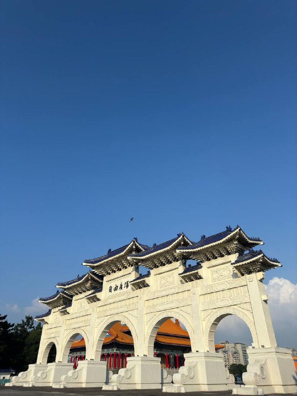 Добрый вечер! Сегодня был еще один насыщенный день.Местную симку не дали без контракта на жилье, предлагали только туристическую, ну ладно, сделаю позже, в банк даже ходить не стал без местного номера, тем более это несрочно.Посетил мемориал первого президента Тайваня Чан Кайши, и поднялся на башню Taipei 101. Подьем стоит 600 NTD (~20$), но мне, неожиданно, он обошелся в 420 NTD, как держателю карточки резидента. Приятно. Хоть и была неясная погода, но было приятно позалипать на закат. Тут очень рано темнеет, в 6:30 уже темно. Им по хорошему еще докинуть час к текущему времени.Я пока не нарадуюсь гулябельностью города и общественным транспортом, после США и Таиланда, это какое-то чудо, каждый день, не замечая, прохожу по 15к шагов. Пока до всех точек доезжал на метро. В планах еще затестить междугородние поезда.На сегодня пока все, нужно определиться с долгосрочным жильем, до завтра!Добрый вечер! Сегодня был еще один насыщенный день.Местную симку не дали без контракта на жилье, предлагали только туристическую, ну ладно, сделаю позже, в банк даже ходить не стал без местного номера, тем более это несрочно.Посетил мемориал первого президента Тайваня Чан Кайши, и поднялся на башню Taipei 101. Подьем стоит 600 NTD (~20$), но мне, неожиданно, он обошелся в 420 NTD, как держателю карточки резидента. Приятно. Хоть и была неясная погода, но было приятно позалипать на закат. Тут очень рано темнеет, в 6:30 уже темно. Им по хорошему еще докинуть час к текущему времени.Я пока не нарадуюсь гулябельностью города и общественным транспортом, после США и Таиланда, это какое-то чудо, каждый день, не замечая, прохожу по 15к шагов. Пока до всех точек доезжал на метро. В планах еще затестить междугородние поезда.На сегодня пока все, нужно определиться с долгосрочным жильем, до завтра!