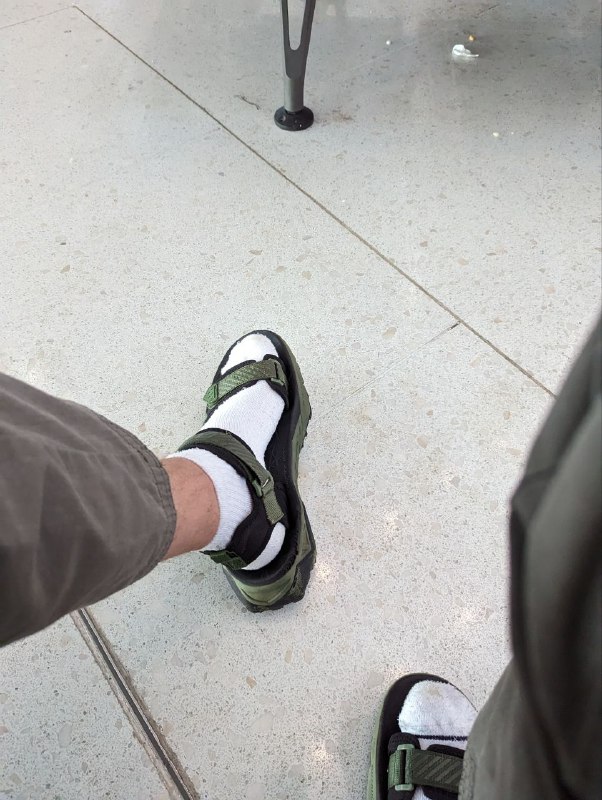 Забыл скинуть фотки острова при посадке, а так же какого-то другого острова вдалеке, а так же место у аварийного выхода, ну и добавить, что нет лучшей обуви для долгой дороги чем сандали, ноги не устали и не вспотели!Забыл скинуть фотки острова при посадке, а так же какого-то другого острова вдалеке, а так же место у аварийного выхода, ну и добавить, что нет лучшей обуви для долгой дороги чем сандали, ноги не устали и не вспотели!