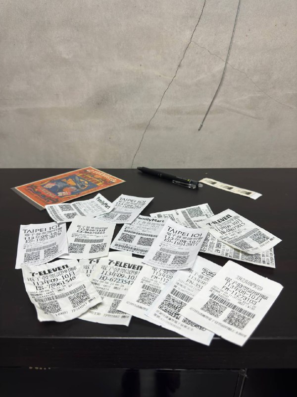 Открываю поток графомании. Не из прачечной, но лучше бы оттуда. Я сейчас еду на поезде Тайбэй - Гаосюн, но к сожалению не скоростном и без конкретного места, поэтому я стою у туалетов, все проходы забитые, буквально яблоку негде упасть, не говоря о сидячих местах. Я не знал нюансов местных поездов, поэтому попал в такую ситуацию по своей невнимательности. На выбор был такой вариант и бизнес, но я же экономлю (но не на том, на чем следовало бы). Проехал уже 2 часа, а осталось 3. Видимо сказывается еще выходной день, суббота.Вообще был вариант поехать на скоростном поезде, за 1.5-2 часа и в сидячем варианте, но в 2 раза дороже и не было времени удобного, так как нужно было съехать с аирбнб в 11, а заселение в 15, поэтому решил так. А ближайшие билеты билеты лишь на 16:00.Но простояв более 2 часов, я продумал что мог бы потусить просто в какой-нибудь кафешке до отправления. Ну в общем опыт.А почему вообще опять куда-то еду?Все просто, в Гаосюне гораздо дешевле можно снять что-то приличное и там приятнее климат зимой, судя по рассказам местных.А так же расскажу про местные чеки, все они в тот же момент являются билетами гос лотереи, поэтому чеки не выкидываем, копим и ждем розыгрыша. Это они так в какой-то момент решили мотивировать людей проводить все продажи официально и платить налоги.А пока я стою и следую учению Будды, покой и терпение!Открываю поток графомании. Не из прачечной, но лучше бы оттуда. Я сейчас еду на поезде Тайбэй - Гаосюн, но к сожалению не скоростном и без конкретного места, поэтому я стою у туалетов, все проходы забитые, буквально яблоку негде упасть, не говоря о сидячих местах. Я не знал нюансов местных поездов, поэтому попал в такую ситуацию по своей невнимательности. На выбор был такой вариант и бизнес, но я же экономлю (но не на том, на чем следовало бы). Проехал уже 2 часа, а осталось 3. Видимо сказывается еще выходной день, суббота.Вообще был вариант поехать на скоростном поезде, за 1.5-2 часа и в сидячем варианте, но в 2 раза дороже и не было времени удобного, так как нужно было съехать с аирбнб в 11, а заселение в 15, поэтому решил так. А ближайшие билеты билеты лишь на 16:00.Но простояв более 2 часов, я продумал что мог бы потусить просто в какой-нибудь кафешке до отправления. Ну в общем опыт.А почему вообще опять куда-то еду?Все просто, в Гаосюне гораздо дешевле можно снять что-то приличное и там приятнее климат зимой, судя по рассказам местных.А так же расскажу про местные чеки, все они в тот же момент являются билетами гос лотереи, поэтому чеки не выкидываем, копим и ждем розыгрыша. Это они так в какой-то момент решили мотивировать людей проводить все продажи официально и платить налоги.А пока я стою и следую учению Будды, покой и терпение!