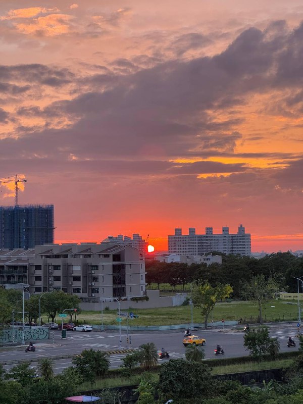 Немного кадров в ленту.В кратце текущая повестка:Учеба, из 3х месяцев  китайского я посетил без пропусков чуть больше 2х, затем перестал. Последний раз сходил в понедельник на этой неделе, а то уже учитель спрашивал когда я вернусь, хотя предупреждал что пока не знаю вернусь ли. Я вероятнее пойду снова на тот же уровень осенью или на следующий уровень если повторю весь материал первого семестра самостоятельно за лето.Утомился от дейтинг приложения, удалил, пожалел что пропустил один раз учебу, потом пошло по накатанной, потому что после пропуска один раз, ты думаешь что будешь уже обузой не зная новый материал и будешь тянуть всех вниз, да и стало очень жарко, уже по 33 днем на улице. В идеале к осени переехать, но много сомнений на этот повод, тут мне комфортно.Начал парттайм подработку, пока процесс оформления на фулл тайм еще в процессе, надеюсь успею с подработкой к тому времени.Всем хорошего лета! Жара это тяжело, но видимо из-за нее какие-то неверояино объемные облака образуются, гуляю, потею но наслаждаюсь!Немного кадров в ленту.В кратце текущая повестка:Учеба, из 3х месяцев  китайского я посетил без пропусков чуть больше 2х, затем перестал. Последний раз сходил в понедельник на этой неделе, а то уже учитель спрашивал когда я вернусь, хотя предупреждал что пока не знаю вернусь ли. Я вероятнее пойду снова на тот же уровень осенью или на следующий уровень если повторю весь материал первого семестра самостоятельно за лето.Утомился от дейтинг приложения, удалил, пожалел что пропустил один раз учебу, потом пошло по накатанной, потому что после пропуска один раз, ты думаешь что будешь уже обузой не зная новый материал и будешь тянуть всех вниз, да и стало очень жарко, уже по 33 днем на улице. В идеале к осени переехать, но много сомнений на этот повод, тут мне комфортно.Начал парттайм подработку, пока процесс оформления на фулл тайм еще в процессе, надеюсь успею с подработкой к тому времени.Всем хорошего лета! Жара это тяжело, но видимо из-за нее какие-то неверояино объемные облака образуются, гуляю, потею но наслаждаюсь!