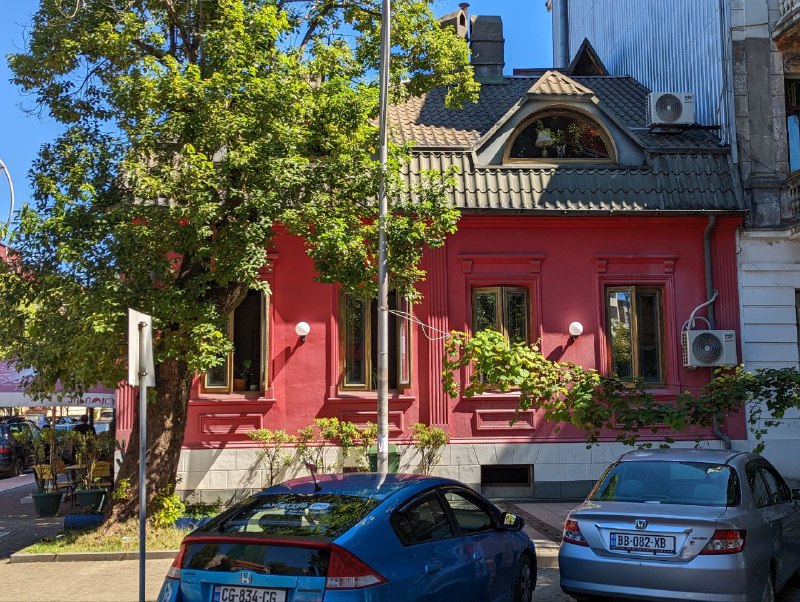 Всем привет, сегодня приятный нежаркий выходной в Батуми. Ходил по делам, погулял, немного пофоткал. В тени очень комфортно. Сильная жара спала после нескольких дней дождя.Нашел уютный ресторанчик, выглядит красиво, отзывы хорошие.Deliria