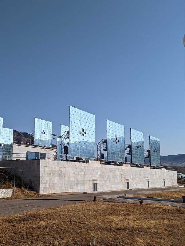 Институт солнца который был построен ещё в советские времена, в нем находится огромный концентратор света, который используется в составе  солнечной печи, которая нагревается до 2000 тысяч градусов по Цельсию только благодаря энергии солнца.Тут до сих пор исследуют и делают разные открытия. В целом было интересно.Институт солнца который был построен ещё в советские времена, в нем находится огромный концентратор света, который используется в составе  солнечной печи, которая нагревается до 2000 тысяч градусов по Цельсию только благодаря энергии солнца.Тут до сих пор исследуют и делают разные открытия. В целом было интересно.