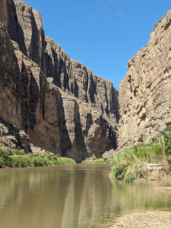 В общем завершился наш Трип в нац парке Big bend, уже катим обратно.Понял что в последнем кружочке ничего не слышно, ибо на горе был сильный ветер, поэтому опишу что происходило текстом. Но эмоции в тот момент хотелось передать сразу и к тому же на пике словил интернет, хотя в округе его не было)В общем поднялись на пик высотой 2.5км, длина маршрута 8км в одну сторону, нам очень повезло что в процессе подъёма пошел дождь и знатно так освежил нас и дальнейшим путь прошел в состоянии свежести и приятной прохлады, напомню на минуточку что мы в пустыне.Так же немного фоточек и склеенные видео, для удобства просмотра, в целом все было круто, Трип удался, я считаю)В общем завершился наш Трип в нац парке Big bend, уже катим обратно.Понял что в последнем кружочке ничего не слышно, ибо на горе был сильный ветер, поэтому опишу что происходило текстом. Но эмоции в тот момент хотелось передать сразу и к тому же на пике словил интернет, хотя в округе его не было)В общем поднялись на пик высотой 2.5км, длина маршрута 8км в одну сторону, нам очень повезло что в процессе подъёма пошел дождь и знатно так освежил нас и дальнейшим путь прошел в состоянии свежести и приятной прохлады, напомню на минуточку что мы в пустыне.Так же немного фоточек и склеенные видео, для удобства просмотра, в целом все было круто, Трип удался, я считаю)