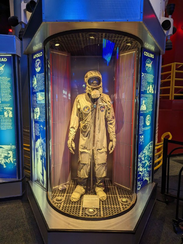 Как вы поняли из предыдущей фотки, мы в Хьюстоне, дорога из Остина до музея заняла 3 часа на авто.Сходили в Space center Houston, сделал чуть фоточек, хотя бы раз посетить стоит, послушали выступление реального астронавта о его пути и полете, с фотками, видео и вопросами в конце.Как вы поняли из предыдущей фотки, мы в Хьюстоне, дорога из Остина до музея заняла 3 часа на авто.Сходили в Space center Houston, сделал чуть фоточек, хотя бы раз посетить стоит, послушали выступление реального астронавта о его пути и полете, с фотками, видео и вопросами в конце.