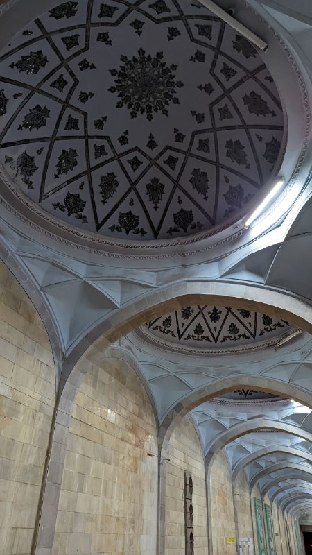 Ковер из мозаики, купола на потолке и стелла на стене, все это ташкентское метро!И да, проезд на метро стоит 9 рублей.Ковер из мозаики, купола на потолке и стелла на стене, все это ташкентское метро!И да, проезд на метро стоит 9 рублей.