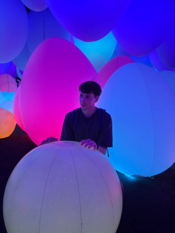 Всем привет, довольно давно не было включений!Расскзываю что случилось, работа в JB идет размеренно и потихоньку, прошло практически три месяца, прошел испыталку, не выгнали и на том спасибо. Так же как упоминал ранее, одновременно делал еще подработку, которая подходит к концу, до октября все должно быть готово, и после будет по проще со свободным временем, а то полседние 3 месяца были довольно плотные.А Сейчас происходит событие которое бывает раз в жизни, как мне кажется. Большая компания моих друзей из России собралась на совместный отдых в Таиланде, 10 дней, 10 человек, большая вилла с бассейном, что оказалось очень выгодно, когда делишь счет на всех. В данный момент они вероятно находятся на пересадку в Шанхае, а я сижу в лобби отеля в котором провел пару ночей и пишу этот текст, и жду пока мне подвезут мой байк и направлюсь постираться и после на виллу!А теперь к самому интересному, дальнейшие планы. Опьяненный приятным опытом учебы в языковой школе на Тайване, я решил исполнить свою давнюю 