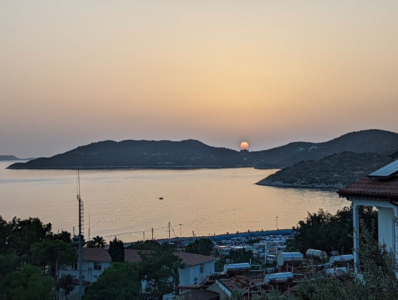 Всем привет. Новое включение.В самом Каше нормальных пляжей нет, только скалы и импровизированные площадки с лестницами в воду, поэтому сегодня я пошел на пляж, который находится в 20 минутах пешком от центра города. Дорога лёгкая, нет сильных перепадов высот. Сам пляж огонь, вода сказка, нужно взять маску в следующий раз. И да, сегодня очень жарко, как и все последние дни.Ну и без котеек не обошлось, а так же закатик.Всем мир.p.s. телега жутко режет качество видео, в комментах отправил без сжатияВсем привет. Новое включение.В самом Каше нормальных пляжей нет, только скалы и импровизированные площадки с лестницами в воду, поэтому сегодня я пошел на пляж, который находится в 20 минутах пешком от центра города. Дорога лёгкая, нет сильных перепадов высот. Сам пляж огонь, вода сказка, нужно взять маску в следующий раз. И да, сегодня очень жарко, как и все последние дни.Ну и без котеек не обошлось, а так же закатик.Всем мир.p.s. телега жутко режет качество видео, в комментах отправил без сжатия