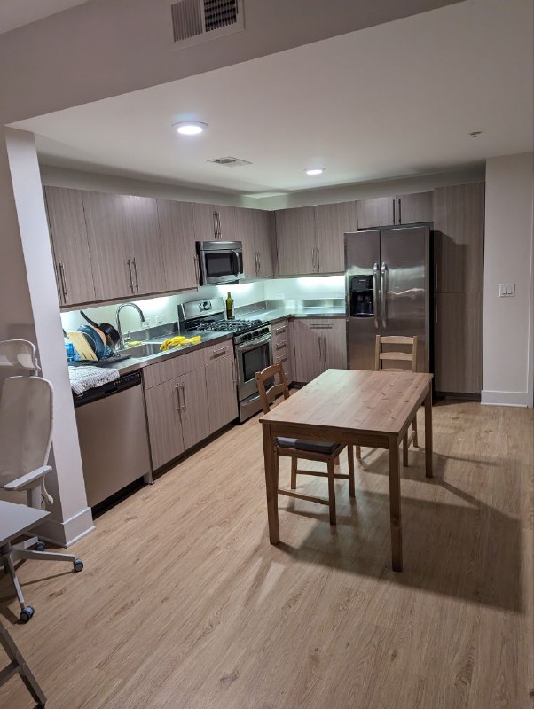 Всем привет, у меня значит следующие новости:Купил базовую мебель, спустя неделю могу есть сидя за столом, что не может не радовать, так же рабочее место организовал, снова становится удобно. Стульев всего 4, просто они в разных комнатах. Было все заказано в Икее, чтобы проще.Ну и кровать и матрас были приобретены в первую очередь на Амазоне.Ну и внимательный читатель заметил стратегический запас гречки, в обычном магазине не нашел, заказал с амазона, упаковку из 9 пакетов по 800гр, стоили в итоге по 5$ за пакет. По обратному адресу увидел что отправили из Нью Йорке, наверняка с Брайтона)А в остальном все нормально, работаю, осваиваюсь, постоянно думаю о планах и какие дальше ставить цели, иначе как-то все становится бессмысленным.Сегодня вечером ходил на стейки к коллеге англоязычному, он переехал сюда на пару месяцев, очень я был удивлен что я был в состоянии начинать диалог, поддерживать, отвечать, неграмотно конечно, сам факт отсутствия барьера очень радует, английский по прежнему в приоритете!Всем привет, у меня значит следующие новости:Купил базовую мебель, спустя неделю могу есть сидя за столом, что не может не радовать, так же рабочее место организовал, снова становится удобно. Стульев всего 4, просто они в разных комнатах. Было все заказано в Икее, чтобы проще.Ну и кровать и матрас были приобретены в первую очередь на Амазоне.Ну и внимательный читатель заметил стратегический запас гречки, в обычном магазине не нашел, заказал с амазона, упаковку из 9 пакетов по 800гр, стоили в итоге по 5$ за пакет. По обратному адресу увидел что отправили из Нью Йорке, наверняка с Брайтона)А в остальном все нормально, работаю, осваиваюсь, постоянно думаю о планах и какие дальше ставить цели, иначе как-то все становится бессмысленным.Сегодня вечером ходил на стейки к коллеге англоязычному, он переехал сюда на пару месяцев, очень я был удивлен что я был в состоянии начинать диалог, поддерживать, отвечать, неграмотно конечно, сам факт отсутствия барьера очень радует, английский по прежнему в приоритете!