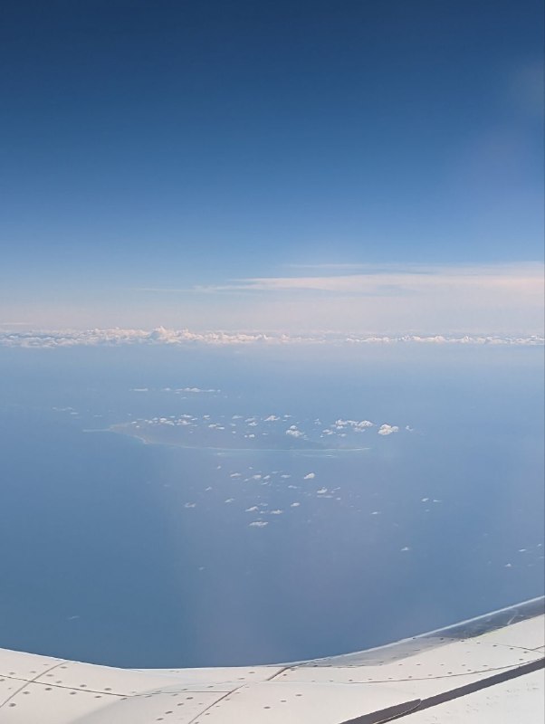 Забыл скинуть фотки острова при посадке, а так же какого-то другого острова вдалеке, а так же место у аварийного выхода, ну и добавить, что нет лучшей обуви для долгой дороги чем сандали, ноги не устали и не вспотели!Забыл скинуть фотки острова при посадке, а так же какого-то другого острова вдалеке, а так же место у аварийного выхода, ну и добавить, что нет лучшей обуви для долгой дороги чем сандали, ноги не устали и не вспотели!