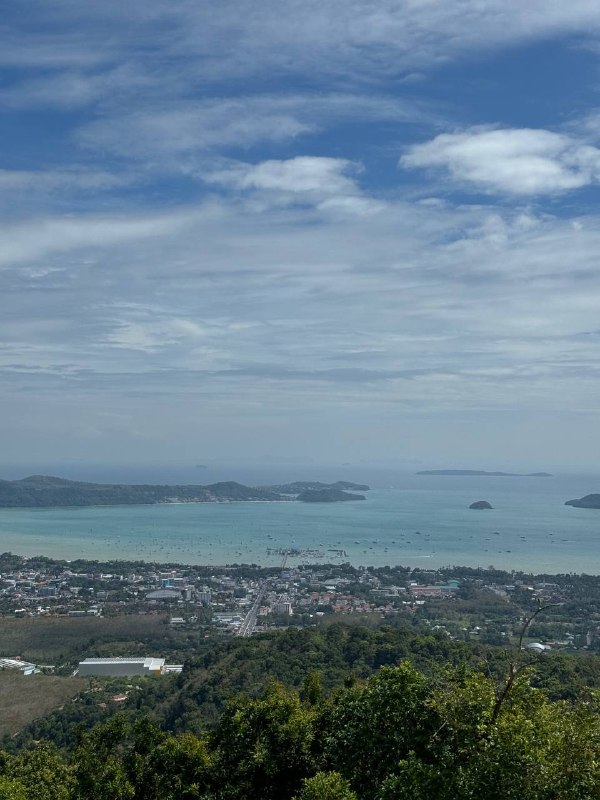 Доброе утро! Выдалась минутка подумать. Из-за того что сегодня нужно съезжать, а на долгосрок так и не нашел что снимать, нахожусь в активном поиске, поэтому ощущаю себя немного беззащитным, видимо так влияет базовая потребность человека в жилище. Это не проблема, просто ощущение, уверен все найдется, просто хочется найти что-то хорошее и по низкой цене.А так все предыдущие дни куда-то катался, что-то смотрел и ел. Удалось даже посетить местную забегаловку со звездой Мишлен, в Пхукет тауне, где поели на троих на 20 долларов, было много не удалось доесть.Привык к местному движению на дорогах. Останавливал гаишник, но так как у меня есть российские права с А категорией то отпустил и попросил в следующий раз приезжать с международными.Похайкали по тропам местным, конечно обустроены они совсем не как в штатах, но ходить можно.Есть опция питаться очень дешево. Из интересных отличий от штатов, минимаркеты 7/11 и фастфуд McDonald’s пришли сюда из США, но тут это приличные места, а в Штатах гадюшники. Особенно 7/11, тут это очень чистое место где всегда хорошо пахнет, а в штатах место обитания бездомных с грязью вокруг. Так же тут много чего продают в маленьких пачках по адекватным ценам, в штатах обычно все в больших пачках или по сетам. А по штучно дорого.Как-то так пока. Фоток делаю мало, так как обычно кругом много людей, а я не могу себе пока позволить делать фотографии без согласия.Доброе утро! Выдалась минутка подумать. Из-за того что сегодня нужно съезжать, а на долгосрок так и не нашел что снимать, нахожусь в активном поиске, поэтому ощущаю себя немного беззащитным, видимо так влияет базовая потребность человека в жилище. Это не проблема, просто ощущение, уверен все найдется, просто хочется найти что-то хорошее и по низкой цене.А так все предыдущие дни куда-то катался, что-то смотрел и ел. Удалось даже посетить местную забегаловку со звездой Мишлен, в Пхукет тауне, где поели на троих на 20 долларов, было много не удалось доесть.Привык к местному движению на дорогах. Останавливал гаишник, но так как у меня есть российские права с А категорией то отпустил и попросил в следующий раз приезжать с международными.Похайкали по тропам местным, конечно обустроены они совсем не как в штатах, но ходить можно.Есть опция питаться очень дешево. Из интересных отличий от штатов, минимаркеты 7/11 и фастфуд McDonald’s пришли сюда из США, но тут это приличные места, а в Штатах гадюшники. Особенно 7/11, тут это очень чистое место где всегда хорошо пахнет, а в штатах место обитания бездомных с грязью вокруг. Так же тут много чего продают в маленьких пачках по адекватным ценам, в штатах обычно все в больших пачках или по сетам. А по штучно дорого.Как-то так пока. Фоток делаю мало, так как обычно кругом много людей, а я не могу себе пока позволить делать фотографии без согласия.