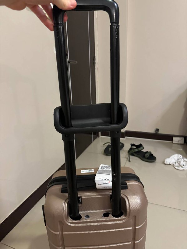 Прямое включение из королевства Таиланд, пока свежи впечатления нужно их зафиксировать.Дорогу перенес легко, кажется привыкаю к долгим перелетам. Так же мне очень повезло, во время долгого первого перелета я сидел один на 2 ряда и предо мной не было кресла, взял место у аварийного выхода.Одна интересная особенность корейских авиалиний, стюардессы перед тем как показывать инструктаж безопасности, проходят через весь салон и здороваются с пассажирами, кивая и приговаривая что-то на корейском много раз, пока идут.Почти все время второго полета я провела во сне, хорошо очень поспал, по ЛА времени как раз. У меня так же был сосед, милый дедушка, который учил как есть местную корейскую еду, я ее забыл сфоткать, так как был сонный. Но там рис, овощи, мясо, все нужно было самому смешать с кунжутным маслом и пастой из перцев, он сказал клади половину, не рискуй парниша. Так же с этим обедом шел бульончик и рисовый пирожок какой-то.Чемодан развалился.Отель рядом с аэропортом прилета, 20$, дорога на их шатле до него 3$.Проезжая по улицам Бангкока, я заметил ряды с уличной едой и на меня нахлынули приятные ностальгические воспоминания с прошлых поездок в Таиланд)Выходя из аэропорта меня накрыл местный влажный воздух со своим специфическим тропическим запахом и теплом, несмотря на то что уже ночь.Пока так!Прямое включение из королевства Таиланд, пока свежи впечатления нужно их зафиксировать.Дорогу перенес легко, кажется привыкаю к долгим перелетам. Так же мне очень повезло, во время долгого первого перелета я сидел один на 2 ряда и предо мной не было кресла, взял место у аварийного выхода.Одна интересная особенность корейских авиалиний, стюардессы перед тем как показывать инструктаж безопасности, проходят через весь салон и здороваются с пассажирами, кивая и приговаривая что-то на корейском много раз, пока идут.Почти все время второго полета я провела во сне, хорошо очень поспал, по ЛА времени как раз. У меня так же был сосед, милый дедушка, который учил как есть местную корейскую еду, я ее забыл сфоткать, так как был сонный. Но там рис, овощи, мясо, все нужно было самому смешать с кунжутным маслом и пастой из перцев, он сказал клади половину, не рискуй парниша. Так же с этим обедом шел бульончик и рисовый пирожок какой-то.Чемодан развалился.Отель рядом с аэропортом прилета, 20$, дорога на их шатле до него 3$.Проезжая по улицам Бангкока, я заметил ряды с уличной едой и на меня нахлынули приятные ностальгические воспоминания с прошлых поездок в Таиланд)Выходя из аэропорта меня накрыл местный влажный воздух со своим специфическим тропическим запахом и теплом, несмотря на то что уже ночь.Пока так!