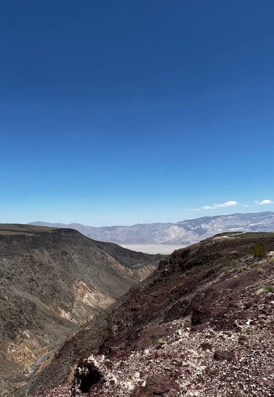 А на третий день мы направились в сторону дома посетив Долину смерти, дорога была долгой но интересной, получил от дорожного путешествия именно то что и хотел: очень красивые виды и уверенность от вождения, можно идти сдавать теорию)Суммарно наш маршрут занял примерно 1600км за 2 дня, я был все время за рулём, очень легко перенес, так как хорошие дороги, адекватное вождения и машина была современная и удобная. Ещё из интересного, что природа так сильно менялась в рамках одного штата, от лугов до пустынь и гор со снегом, великолепно.Эта поездка стала доказательством необходимости машины и возможно после окончания срока аренды в этом месте я возьму тачку и поеду в Трип по стране, останавливаясь в разных местах на разное время без долгосрочной аренды.Все заявления про то что в стране очень развитая инфраструктура для внутреннего туризма абсолютная правда.Всем хорошего дня)А на третий день мы направились в сторону дома посетив Долину смерти, дорога была долгой но интересной, получил от дорожного путешествия именно то что и хотел: очень красивые виды и уверенность от вождения, можно идти сдавать теорию)Суммарно наш маршрут занял примерно 1600км за 2 дня, я был все время за рулём, очень легко перенес, так как хорошие дороги, адекватное вождения и машина была современная и удобная. Ещё из интересного, что природа так сильно менялась в рамках одного штата, от лугов до пустынь и гор со снегом, великолепно.Эта поездка стала доказательством необходимости машины и возможно после окончания срока аренды в этом месте я возьму тачку и поеду в Трип по стране, останавливаясь в разных местах на разное время без долгосрочной аренды.Все заявления про то что в стране очень развитая инфраструктура для внутреннего туризма абсолютная правда.Всем хорошего дня)