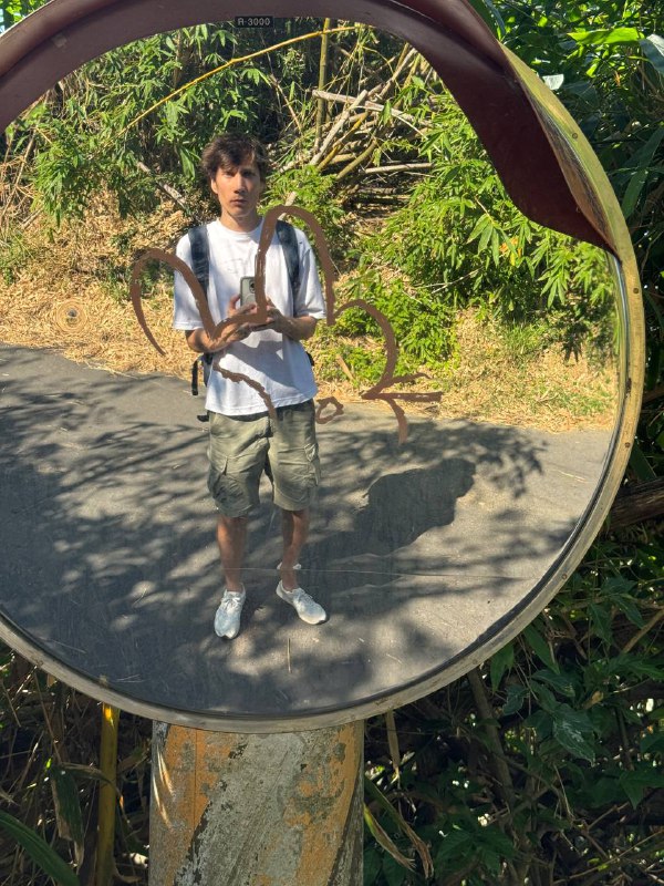 Я решил отбросить размышления о бытие и съездить к океану. Хоть я и придумал что буду глобально делать дальше, но об этом не сегодня.В итоге путь занял около двух часов, большую часть которого я ожидал транспорт. Чтобы добраться я воспользовался метро, затем автобусом, пересел во второй и 20 минут шел до конечной точки.Вывод такой, что нужен свой транспорт, об этом тоже не сегодня.По итогу добрался до океана, смотрел за его гладью, стоя рядом с местными, в итоге со мной заговорил один из них, начав со слов «видишь флаги?», указав на них пальцем, я кивнул, затем он рассказал что это тренируются морские пехотинцы местные, плавают брасом.Хоть и на улице 26 градусов, но на солнце начинает подпекать, поэтому я ушел в лес, и изучил его. Думал посидеть там и написать этот пост, но комары и муравьи не позволили этого сделать, поэтому я был вынужден вернуться к остановке, до следующего обратного автобуса еще минут 40, но остановка хорошо организована, так что тень, вид океана и стул, все что нужно для комфортного ожидания)Еще из интересного, пока ехал на автобусе уже вдоль побережья, я увидел кампусы пары университетов, очень классное местоположение, представьте занятия с видом на океан. Я уже знал об одном из них, так как у них есть курсы китайского и ближайший поток на начало марта, это так, намек. Узнал о нем пару дней назад, из fb группы экспатов, советовали как хорошее место для изучения языка с нуля.Пока так, всем хорошего дня)Я решил отбросить размышления о бытие и съездить к океану. Хоть я и придумал что буду глобально делать дальше, но об этом не сегодня.В итоге путь занял около двух часов, большую часть которого я ожидал транспорт. Чтобы добраться я воспользовался метро, затем автобусом, пересел во второй и 20 минут шел до конечной точки.Вывод такой, что нужен свой транспорт, об этом тоже не сегодня.По итогу добрался до океана, смотрел за его гладью, стоя рядом с местными, в итоге со мной заговорил один из них, начав со слов «видишь флаги?», указав на них пальцем, я кивнул, затем он рассказал что это тренируются морские пехотинцы местные, плавают брасом.Хоть и на улице 26 градусов, но на солнце начинает подпекать, поэтому я ушел в лес, и изучил его. Думал посидеть там и написать этот пост, но комары и муравьи не позволили этого сделать, поэтому я был вынужден вернуться к остановке, до следующего обратного автобуса еще минут 40, но остановка хорошо организована, так что тень, вид океана и стул, все что нужно для комфортного ожидания)Еще из интересного, пока ехал на автобусе уже вдоль побережья, я увидел кампусы пары университетов, очень классное местоположение, представьте занятия с видом на океан. Я уже знал об одном из них, так как у них есть курсы китайского и ближайший поток на начало марта, это так, намек. Узнал о нем пару дней назад, из fb группы экспатов, советовали как хорошее место для изучения языка с нуля.Пока так, всем хорошего дня)