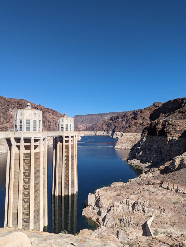 Ближе к полуночи, мы добрались до Лас Вегаса, в пути было ощущние тотальноой усталости и нежелания гулять, но после заселения в отель и принятия душа, я был полон сил и готов к приключениям!Нам повезло с отелем, во первых нам дали номер классом выше, чем мы забукали, он оказался на 52 этаже, посмотрите видео, а во вторых, сам отель огромный, и на его территоии есть казино, различные места где поесть, а так же бары, так что можно было вообще из него не выходить, но мы были обязаны, тем более он находился в центре рядом с прогулочными улицами.Так что мы прогулялись по паре соседних улиц, увидев различный контингент, музыки, аромат травы, алокоголя и морального разложения, думаю если много пить и принимать что-то, то местечко зайдет, но я еще раз туда не очень хочу.После прогулки вернулись в отель, посидели в баре, выпили по паре бутылок пива и пошли поиграть в казино(по сути на этом же этаже), я был готов морально потерять не больше 30 баксов, так что взял всю наличку и пошел в разгул.На первые 5 баксов мне автомат дал 15 и я их снял и пошел в другой, там мне автомат дал 121 доллар, я снял и решил пойти кутить дальше, ведь легко пришли, пусть легко и уйдут, подумал я, так и было, в итоге потратил эти выигранные деньги и оставшиеся 25 долларов налички, в целом на расслабоне, без сожалений, попробовал что такое и пошли спать до утра.Говоря что автомат дал деньги, я имею ввиду тикет с балансом, который потом можешь обналичиывать или использовать как деньги внутри Отеля/Казино, но у меня как поняли до этого не дошло.Утром заехали на дамбу Гувера, считается одним из инжереных чудес света, но может и нет)) Она наверняка тоже есть в какой-то из ГТА.Из интересного, мы выехали изначально из штата Калифорния, посетили Гранд Каньон в штате Аризона, так же заехали в Лас Вегас в штате Невада и вернулись в ЛА, на все у нас ушло 3 дня и 2 ночи, до сих пор приятно удивляет дорожные возможности в США, но городской общественный транспорт это конечно грустно, но про это потом.Ближе к полуночи, мы добрались до Лас Вегаса, в пути было ощущние тотальноой усталости и нежелания гулять, но после заселения в отель и принятия душа, я был полон сил и готов к приключениям!Нам повезло с отелем, во первых нам дали номер классом выше, чем мы забукали, он оказался на 52 этаже, посмотрите видео, а во вторых, сам отель огромный, и на его территоии есть казино, различные места где поесть, а так же бары, так что можно было вообще из него не выходить, но мы были обязаны, тем более он находился в центре рядом с прогулочными улицами.Так что мы прогулялись по паре соседних улиц, увидев различный контингент, музыки, аромат травы, алокоголя и морального разложения, думаю если много пить и принимать что-то, то местечко зайдет, но я еще раз туда не очень хочу.После прогулки вернулись в отель, посидели в баре, выпили по паре бутылок пива и пошли поиграть в казино(по сути на этом же этаже), я был готов морально потерять не больше 30 баксов, так что взял всю наличку и пошел в разгул.На первые 5 баксов мне автомат дал 15 и я их снял и пошел в другой, там мне автомат дал 121 доллар, я снял и решил пойти кутить дальше, ведь легко пришли, пусть легко и уйдут, подумал я, так и было, в итоге потратил эти выигранные деньги и оставшиеся 25 долларов налички, в целом на расслабоне, без сожалений, попробовал что такое и пошли спать до утра.Говоря что автомат дал деньги, я имею ввиду тикет с балансом, который потом можешь обналичиывать или использовать как деньги внутри Отеля/Казино, но у меня как поняли до этого не дошло.Утром заехали на дамбу Гувера, считается одним из инжереных чудес света, но может и нет)) Она наверняка тоже есть в какой-то из ГТА.Из интересного, мы выехали изначально из штата Калифорния, посетили Гранд Каньон в штате Аризона, так же заехали в Лас Вегас в штате Невада и вернулись в ЛА, на все у нас ушло 3 дня и 2 ночи, до сих пор приятно удивляет дорожные возможности в США, но городской общественный транспорт это конечно грустно, но про это потом.