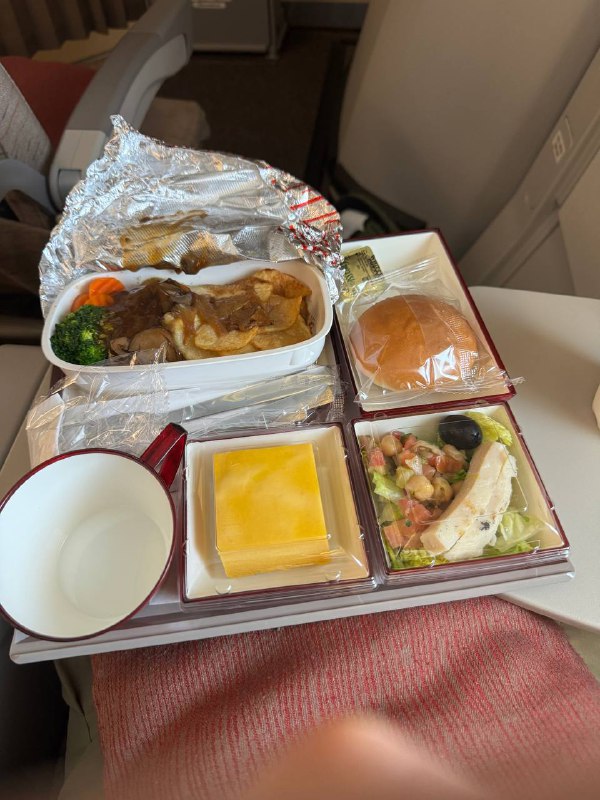 Прямое включение из королевства Таиланд, пока свежи впечатления нужно их зафиксировать.Дорогу перенес легко, кажется привыкаю к долгим перелетам. Так же мне очень повезло, во время долгого первого перелета я сидел один на 2 ряда и предо мной не было кресла, взял место у аварийного выхода.Одна интересная особенность корейских авиалиний, стюардессы перед тем как показывать инструктаж безопасности, проходят через весь салон и здороваются с пассажирами, кивая и приговаривая что-то на корейском много раз, пока идут.Почти все время второго полета я провела во сне, хорошо очень поспал, по ЛА времени как раз. У меня так же был сосед, милый дедушка, который учил как есть местную корейскую еду, я ее забыл сфоткать, так как был сонный. Но там рис, овощи, мясо, все нужно было самому смешать с кунжутным маслом и пастой из перцев, он сказал клади половину, не рискуй парниша. Так же с этим обедом шел бульончик и рисовый пирожок какой-то.Чемодан развалился.Отель рядом с аэропортом прилета, 20$, дорога на их шатле до него 3$.Проезжая по улицам Бангкока, я заметил ряды с уличной едой и на меня нахлынули приятные ностальгические воспоминания с прошлых поездок в Таиланд)Выходя из аэропорта меня накрыл местный влажный воздух со своим специфическим тропическим запахом и теплом, несмотря на то что уже ночь.Пока так!Прямое включение из королевства Таиланд, пока свежи впечатления нужно их зафиксировать.Дорогу перенес легко, кажется привыкаю к долгим перелетам. Так же мне очень повезло, во время долгого первого перелета я сидел один на 2 ряда и предо мной не было кресла, взял место у аварийного выхода.Одна интересная особенность корейских авиалиний, стюардессы перед тем как показывать инструктаж безопасности, проходят через весь салон и здороваются с пассажирами, кивая и приговаривая что-то на корейском много раз, пока идут.Почти все время второго полета я провела во сне, хорошо очень поспал, по ЛА времени как раз. У меня так же был сосед, милый дедушка, который учил как есть местную корейскую еду, я ее забыл сфоткать, так как был сонный. Но там рис, овощи, мясо, все нужно было самому смешать с кунжутным маслом и пастой из перцев, он сказал клади половину, не рискуй парниша. Так же с этим обедом шел бульончик и рисовый пирожок какой-то.Чемодан развалился.Отель рядом с аэропортом прилета, 20$, дорога на их шатле до него 3$.Проезжая по улицам Бангкока, я заметил ряды с уличной едой и на меня нахлынули приятные ностальгические воспоминания с прошлых поездок в Таиланд)Выходя из аэропорта меня накрыл местный влажный воздух со своим специфическим тропическим запахом и теплом, несмотря на то что уже ночь.Пока так!