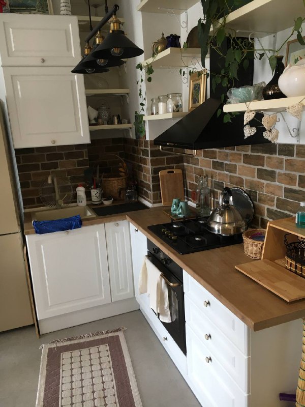 На новой квартире. В том же здании расположен Batumi mall, на первом этаже 24 часовой Goodwill(Аля вкусвилл). Пока тут нравится, но в центре свой неповторимый Вайб, который тут не ощущается, особенно когда сидишь на балконе и жизнь под тобой кипит и ты вовлечен в неё, даже не выходя из дома. Ну и естественно в разы больше выбора где поесть, куда сходить. Узкие, уютные улочки, невысокая застройка, где очень приятно находиться. Моя вина, фото улочек не делал, исправлюсь, а пока надеюсь словами удалось передать атмосферу центра.