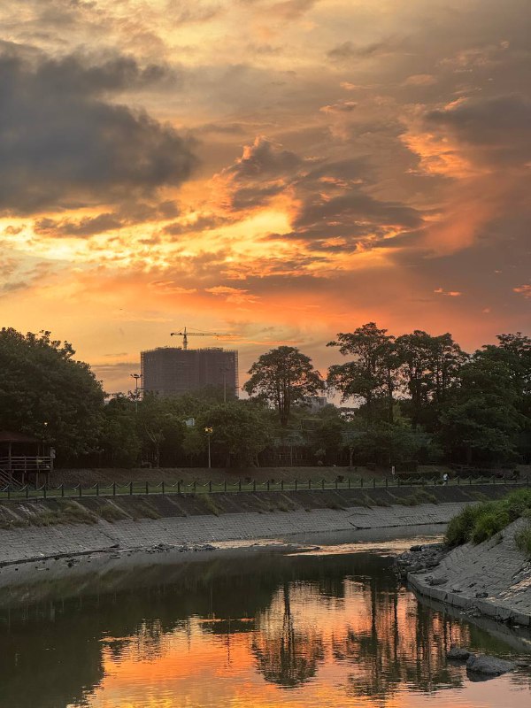 Всем привет, довольно давно не было включений!Расскзываю что случилось, работа в JB идет размеренно и потихоньку, прошло практически три месяца, прошел испыталку, не выгнали и на том спасибо. Так же как упоминал ранее, одновременно делал еще подработку, которая подходит к концу, до октября все должно быть готово, и после будет по проще со свободным временем, а то полседние 3 месяца были довольно плотные.А Сейчас происходит событие которое бывает раз в жизни, как мне кажется. Большая компания моих друзей из России собралась на совместный отдых в Таиланде, 10 дней, 10 человек, большая вилла с бассейном, что оказалось очень выгодно, когда делишь счет на всех. В данный момент они вероятно находятся на пересадку в Шанхае, а я сижу в лобби отеля в котором провел пару ночей и пишу этот текст, и жду пока мне подвезут мой байк и направлюсь постираться и после на виллу!А теперь к самому интересному, дальнейшие планы. Опьяненный приятным опытом учебы в языковой школе на Тайване, я решил исполнить свою давнюю 