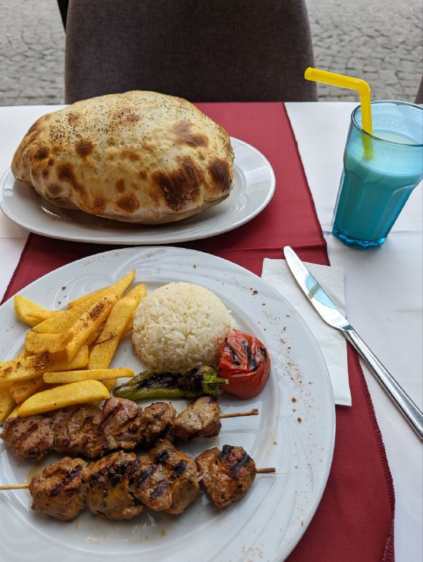 Всем вечерней привет.Завтра уезжаю из Стамбула, куда секрет, но ехать 13 часов на автобусе, выезжаю вечером.Сегодня был день шопинга, завершил образ.Самое главное, что было сделано, это куплен маленькой чемоданчик на колесиках, свою ошибку я больше не совершу, сумка оказалась очень неудобной.На завтра из важных планов до отъезда это встретиться с коллегой за завтраком и понять что из старых вещей оставить, а что выкинуть.Из еды я питаюсь в основном мясом и пью Айран, думаю скоро надоест и тогда уже переключусь на что-то более сбалансированное.Сори, сегодня без котиков, хоть их и было много.Всем вечерней привет.Завтра уезжаю из Стамбула, куда секрет, но ехать 13 часов на автобусе, выезжаю вечером.Сегодня был день шопинга, завершил образ.Самое главное, что было сделано, это куплен маленькой чемоданчик на колесиках, свою ошибку я больше не совершу, сумка оказалась очень неудобной.На завтра из важных планов до отъезда это встретиться с коллегой за завтраком и понять что из старых вещей оставить, а что выкинуть.Из еды я питаюсь в основном мясом и пью Айран, думаю скоро надоест и тогда уже переключусь на что-то более сбалансированное.Сори, сегодня без котиков, хоть их и было много.