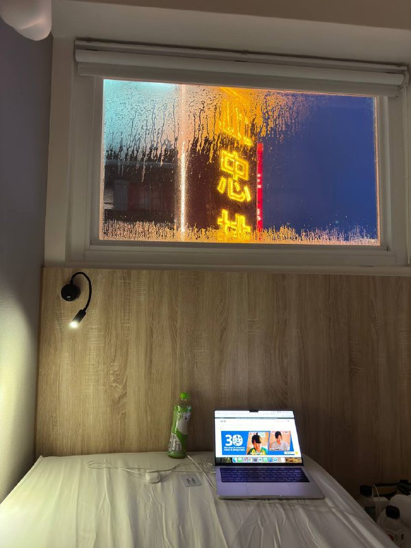 Дождь идет уже сутки, практически без остановки, вернулся в прежний хостел.Обнаружил себя в киберпанке, Делюсь атмосферой.Дождь идет уже сутки, практически без остановки, вернулся в прежний хостел.Обнаружил себя в киберпанке, Делюсь атмосферой.