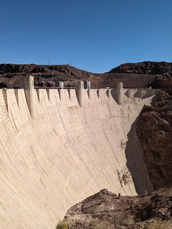 Ближе к полуночи, мы добрались до Лас Вегаса, в пути было ощущние тотальноой усталости и нежелания гулять, но после заселения в отель и принятия душа, я был полон сил и готов к приключениям!Нам повезло с отелем, во первых нам дали номер классом выше, чем мы забукали, он оказался на 52 этаже, посмотрите видео, а во вторых, сам отель огромный, и на его территоии есть казино, различные места где поесть, а так же бары, так что можно было вообще из него не выходить, но мы были обязаны, тем более он находился в центре рядом с прогулочными улицами.Так что мы прогулялись по паре соседних улиц, увидев различный контингент, музыки, аромат травы, алокоголя и морального разложения, думаю если много пить и принимать что-то, то местечко зайдет, но я еще раз туда не очень хочу.После прогулки вернулись в отель, посидели в баре, выпили по паре бутылок пива и пошли поиграть в казино(по сути на этом же этаже), я был готов морально потерять не больше 30 баксов, так что взял всю наличку и пошел в разгул.На первые 5 баксов мне автомат дал 15 и я их снял и пошел в другой, там мне автомат дал 121 доллар, я снял и решил пойти кутить дальше, ведь легко пришли, пусть легко и уйдут, подумал я, так и было, в итоге потратил эти выигранные деньги и оставшиеся 25 долларов налички, в целом на расслабоне, без сожалений, попробовал что такое и пошли спать до утра.Говоря что автомат дал деньги, я имею ввиду тикет с балансом, который потом можешь обналичиывать или использовать как деньги внутри Отеля/Казино, но у меня как поняли до этого не дошло.Утром заехали на дамбу Гувера, считается одним из инжереных чудес света, но может и нет)) Она наверняка тоже есть в какой-то из ГТА.Из интересного, мы выехали изначально из штата Калифорния, посетили Гранд Каньон в штате Аризона, так же заехали в Лас Вегас в штате Невада и вернулись в ЛА, на все у нас ушло 3 дня и 2 ночи, до сих пор приятно удивляет дорожные возможности в США, но городской общественный транспорт это конечно грустно, но про это потом.Ближе к полуночи, мы добрались до Лас Вегаса, в пути было ощущние тотальноой усталости и нежелания гулять, но после заселения в отель и принятия душа, я был полон сил и готов к приключениям!Нам повезло с отелем, во первых нам дали номер классом выше, чем мы забукали, он оказался на 52 этаже, посмотрите видео, а во вторых, сам отель огромный, и на его территоии есть казино, различные места где поесть, а так же бары, так что можно было вообще из него не выходить, но мы были обязаны, тем более он находился в центре рядом с прогулочными улицами.Так что мы прогулялись по паре соседних улиц, увидев различный контингент, музыки, аромат травы, алокоголя и морального разложения, думаю если много пить и принимать что-то, то местечко зайдет, но я еще раз туда не очень хочу.После прогулки вернулись в отель, посидели в баре, выпили по паре бутылок пива и пошли поиграть в казино(по сути на этом же этаже), я был готов морально потерять не больше 30 баксов, так что взял всю наличку и пошел в разгул.На первые 5 баксов мне автомат дал 15 и я их снял и пошел в другой, там мне автомат дал 121 доллар, я снял и решил пойти кутить дальше, ведь легко пришли, пусть легко и уйдут, подумал я, так и было, в итоге потратил эти выигранные деньги и оставшиеся 25 долларов налички, в целом на расслабоне, без сожалений, попробовал что такое и пошли спать до утра.Говоря что автомат дал деньги, я имею ввиду тикет с балансом, который потом можешь обналичиывать или использовать как деньги внутри Отеля/Казино, но у меня как поняли до этого не дошло.Утром заехали на дамбу Гувера, считается одним из инжереных чудес света, но может и нет)) Она наверняка тоже есть в какой-то из ГТА.Из интересного, мы выехали изначально из штата Калифорния, посетили Гранд Каньон в штате Аризона, так же заехали в Лас Вегас в штате Невада и вернулись в ЛА, на все у нас ушло 3 дня и 2 ночи, до сих пор приятно удивляет дорожные возможности в США, но городской общественный транспорт это конечно грустно, но про это потом.