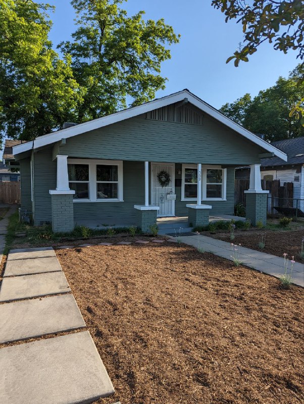 Всем привет, Скиталец снова на связи, так как понедельник выходной день в США, вчера вечером началось новое приключение, с двумя коллегами и собакой арендовали машину Audi Q3 и поехали в Трип. Пока только я был за рулём, пока мне очень нравится, хотя на автомате опыта не было, но оказалось довольно легко и руки быстро вспомнили навыки вождения и перестроились.Вчера вечером добрались до городка Fresno (настоящий middle of nowhere), но это самый большой населенный пункт поближе к основным нац паркам Калифорнии. Заночевали в Airbnb доме, я согласно режиму встал в 7 утра и жду всех остальных, поэтому выдался свободный час на отчёт, дом приятный, очень уютный, очень хочу жить в доме а не на квартире, а так же иметь тачку.Пока вот такое начало, так же из новостей сдал теоритическую часть экзамена на права, есть год чтобы сдать вождение, сложности в том что нужна машина с владельцем, но думаю решу, а так пока езжу по российским правам, год вроде как можно.Всем привет, Скиталец снова на связи, так как понедельник выходной день в США, вчера вечером началось новое приключение, с двумя коллегами и собакой арендовали машину Audi Q3 и поехали в Трип. Пока только я был за рулём, пока мне очень нравится, хотя на автомате опыта не было, но оказалось довольно легко и руки быстро вспомнили навыки вождения и перестроились.Вчера вечером добрались до городка Fresno (настоящий middle of nowhere), но это самый большой населенный пункт поближе к основным нац паркам Калифорнии. Заночевали в Airbnb доме, я согласно режиму встал в 7 утра и жду всех остальных, поэтому выдался свободный час на отчёт, дом приятный, очень уютный, очень хочу жить в доме а не на квартире, а так же иметь тачку.Пока вот такое начало, так же из новостей сдал теоритическую часть экзамена на права, есть год чтобы сдать вождение, сложности в том что нужна машина с владельцем, но думаю решу, а так пока езжу по российским правам, год вроде как можно.