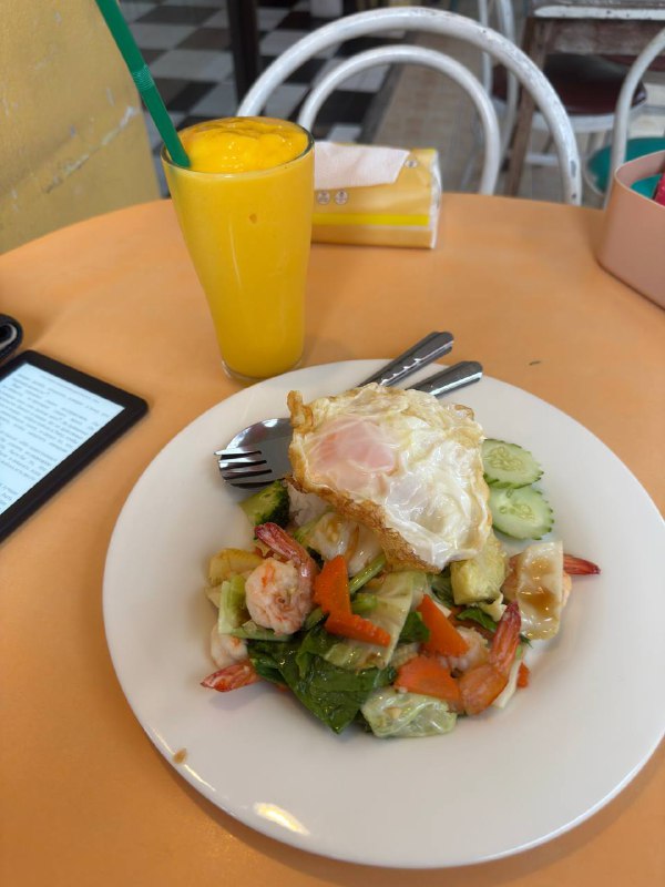 Всем привет, довольно давно не было включений!Расскзываю что случилось, работа в JB идет размеренно и потихоньку, прошло практически три месяца, прошел испыталку, не выгнали и на том спасибо. Так же как упоминал ранее, одновременно делал еще подработку, которая подходит к концу, до октября все должно быть готово, и после будет по проще со свободным временем, а то полседние 3 месяца были довольно плотные.А Сейчас происходит событие которое бывает раз в жизни, как мне кажется. Большая компания моих друзей из России собралась на совместный отдых в Таиланде, 10 дней, 10 человек, большая вилла с бассейном, что оказалось очень выгодно, когда делишь счет на всех. В данный момент они вероятно находятся на пересадку в Шанхае, а я сижу в лобби отеля в котором провел пару ночей и пишу этот текст, и жду пока мне подвезут мой байк и направлюсь постираться и после на виллу!А теперь к самому интересному, дальнейшие планы. Опьяненный приятным опытом учебы в языковой школе на Тайване, я решил исполнить свою давнюю 