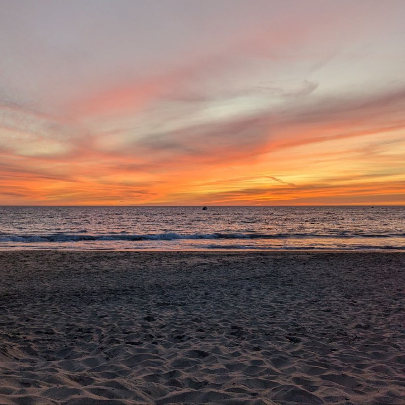 Всем доброе утро, а у меня вечер и это был клёвый день, покатушки, впечатления, хайкинг. Взяли одну тачку в аренду а ещё две друзей коллеги и поехали кататься, компания из 6 человек и только двое из нас говорили на русском, но было забавно.В длинном 3х минутном видео можете ощутить драйв покатушек по серпантинам на маленькой, но заряженной Мазде мх5, ощущается очень бодро.И в целом за весь день не покидает ощущение что это что-то знакомое, многие места, дороги постоянно напоминают тебе какие-то игры и фильм, вот оно влияние культуры.Пока как-то так, все это рядом с Лос Анджелесом, по итогу спустились в Малибу и там поели на закате Фиш&Чипс под пиво. Оказалось это место мелькало в первом Форсаже, в моменте когда пол уокер на своей оранжевой супре начал гонку, поэтому это очень популярное место сейчас.Пока так, до скорого!Всем доброе утро, а у меня вечер и это был клёвый день, покатушки, впечатления, хайкинг. Взяли одну тачку в аренду а ещё две друзей коллеги и поехали кататься, компания из 6 человек и только двое из нас говорили на русском, но было забавно.В длинном 3х минутном видео можете ощутить драйв покатушек по серпантинам на маленькой, но заряженной Мазде мх5, ощущается очень бодро.И в целом за весь день не покидает ощущение что это что-то знакомое, многие места, дороги постоянно напоминают тебе какие-то игры и фильм, вот оно влияние культуры.Пока как-то так, все это рядом с Лос Анджелесом, по итогу спустились в Малибу и там поели на закате Фиш&Чипс под пиво. Оказалось это место мелькало в первом Форсаже, в моменте когда пол уокер на своей оранжевой супре начал гонку, поэтому это очень популярное место сейчас.Пока так, до скорого!