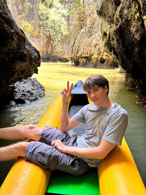 Осторожно, длиннопост, который не поместился в одно сообщение, простите за это.Над пхукетом все чаще опускаются тучи, ведь начинается сезон дождей, которыми так любят пугать туристов, хотя по факту дождь уходит так же быстро как и приходит, на моей памяти в этом году, самый продолжительный дождь шел 2 часа, но это большая редкость, хоть и чаще они стали появляться, но довольно на непродолжительное время. А для меня это наоборот радость, во первых по причине свежести, что опускается вместе с  дождем, хоть и ненадолго, во вторых я люблю его с детства, так уж получилось, что в детстве мы с братом и папой постоянно что-то делали по хозяйству на участке, то заливали бетон, то что-то строили, банально траву косили, в общем дела на каждый день находились, и если начинался дождь, то для меня это была как манна небесная и знаменование, что можно будет отдохнуть от работы))Что по текущей жизни? За время пока я не писал, я успел побывать в Куала Лумпуре, обновить туристическую визу на 3 месяца, поэтому до середины июля я легально могу пребывать тут, а вот насчет дальнейших планов я не решил, на уме пока два варианта, либо получать студенческую визу на год и учить английский или тайский, либо поехать на 3 месяца во вьетнам и пожить пока там. Смущает вписываться на год и не быть свободным в передвижениях, но в тоже время очередной переезд не радует, потому что только наладил весь быт, но это думаю решаемый вопрос.Поздравьте нас, мы наконец доделали первый проект, и iOS и Android приложения готовы к релизу, доделываем тексты для сторов, документы и отправляем на проверку.Осторожно, длиннопост, который не поместился в одно сообщение, простите за это.Над пхукетом все чаще опускаются тучи, ведь начинается сезон дождей, которыми так любят пугать туристов, хотя по факту дождь уходит так же быстро как и приходит, на моей памяти в этом году, самый продолжительный дождь шел 2 часа, но это большая редкость, хоть и чаще они стали появляться, но довольно на непродолжительное время. А для меня это наоборот радость, во первых по причине свежести, что опускается вместе с  дождем, хоть и ненадолго, во вторых я люблю его с детства, так уж получилось, что в детстве мы с братом и папой постоянно что-то делали по хозяйству на участке, то заливали бетон, то что-то строили, банально траву косили, в общем дела на каждый день находились, и если начинался дождь, то для меня это была как манна небесная и знаменование, что можно будет отдохнуть от работы))Что по текущей жизни? За время пока я не писал, я успел побывать в Куала Лумпуре, обновить туристическую визу на 3 месяца, поэтому до середины июля я легально могу пребывать тут, а вот насчет дальнейших планов я не решил, на уме пока два варианта, либо получать студенческую визу на год и учить английский или тайский, либо поехать на 3 месяца во вьетнам и пожить пока там. Смущает вписываться на год и не быть свободным в передвижениях, но в тоже время очередной переезд не радует, потому что только наладил весь быт, но это думаю решаемый вопрос.Поздравьте нас, мы наконец доделали первый проект, и iOS и Android приложения готовы к релизу, доделываем тексты для сторов, документы и отправляем на проверку.