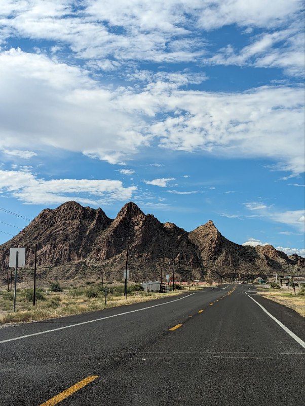 Сегодняшний день завершился стейками и кукурузой на гриле посреди пустыни, в национальном парке Big Bend, что в Техасе, практически на границе с Мексикой!Попытайтесь представить обстановку по моему описанию, так как темень кругом и камера не передаст в любом случае.32 градуса тепла, ты сидишь посреди пустыни, очень теплый воздух хоть как-то спасает тебя от духоты, небо затянуто облаками, через которые еле пробиваются лучи огромной луны, а тем временем на горизонте, освещая буквально на миг силуэты гор, сверкают молнии без грома, а ты утопаешь в своих мыслях...Сегодняшний день завершился стейками и кукурузой на гриле посреди пустыни, в национальном парке Big Bend, что в Техасе, практически на границе с Мексикой!Попытайтесь представить обстановку по моему описанию, так как темень кругом и камера не передаст в любом случае.32 градуса тепла, ты сидишь посреди пустыни, очень теплый воздух хоть как-то спасает тебя от духоты, небо затянуто облаками, через которые еле пробиваются лучи огромной луны, а тем временем на горизонте, освещая буквально на миг силуэты гор, сверкают молнии без грома, а ты утопаешь в своих мыслях...