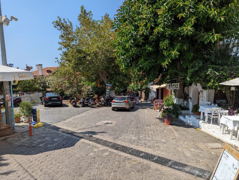 Добрался успешно а Каш, но автобус привез нас не в сам город, а на автобусную станцию чуть дальше. Оттуда на маршрутке (за 10 лир, примерно 0.5$) добрался до самого города и пешочком дошел до жилья, рухнул спать, проснулся час назад, умылся и пошел в первую очередь поесть, так как не ел больше суток.На улице жарко, в тени хорошо, на солнце нет.Пока фотки так, снятые пяткой и не в центральной части города, а где я поселился, но идти 10 минут. Пишу пост пока жду еду.Сегодня в планах снять скутер и поехать на пляж, красивенький с песком. Оттуда будут фотки.Добрался успешно а Каш, но автобус привез нас не в сам город, а на автобусную станцию чуть дальше. Оттуда на маршрутке (за 10 лир, примерно 0.5$) добрался до самого города и пешочком дошел до жилья, рухнул спать, проснулся час назад, умылся и пошел в первую очередь поесть, так как не ел больше суток.На улице жарко, в тени хорошо, на солнце нет.Пока фотки так, снятые пяткой и не в центральной части города, а где я поселился, но идти 10 минут. Пишу пост пока жду еду.Сегодня в планах снять скутер и поехать на пляж, красивенький с песком. Оттуда будут фотки.