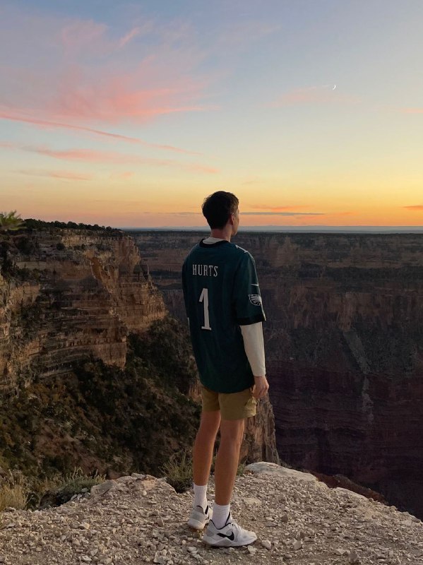 Всем привет! В общем от меня давно не было вестей, были различные периоды, которые чередовались. Супер продуктивные с хорошим настроем и наоборот какие-то моменты когда я был поникшим. Но сейчас вроде прихожу в себя и к балансу, буду стараться рассказывать больше про житуху-бытовуху!В общем на прошлой неделе я взял отпуск, ко мне приехал техасский брат с женой и мы поехали в трип на машине на гранд каньон. Все было отлично, не считая момента когда я чуть задремал на пустой дороге в пустыне и выехал на встречку, потом сразу же поменялись с братом.Погода в это время там тоже огонь, не жарко, тепло, можно гулять и гулять. В понедельник мы проехали от ЛА до деревушки Cottonwood, что в Аризоне и там же заночевали, а с утра двинули уже непосредственно  на гранд каньон. Фоток из деревушки и из airbnb дома нет, но было супер уютно, пожарили мясо на гриле и кукурузку, да и сама деревушка супер уютная, спокойная, при это в ней есть большие магазины и тд.Сам гранд каньон для нас как для туристов представлен в виде большого количества обзрных площадок, между которыми ты перемещаешься в течении дня на машине, есть еще музеи, но мы были ограничены во времени. Встретив закат на каньоне, мы по полной насладились звездным небом и поехали дальше, в сторону Лас Вегаса, продолжение будет завтра!Что-то косяк с видео был, добавил в комменты.Всем привет! В общем от меня давно не было вестей, были различные периоды, которые чередовались. Супер продуктивные с хорошим настроем и наоборот какие-то моменты когда я был поникшим. Но сейчас вроде прихожу в себя и к балансу, буду стараться рассказывать больше про житуху-бытовуху!В общем на прошлой неделе я взял отпуск, ко мне приехал техасский брат с женой и мы поехали в трип на машине на гранд каньон. Все было отлично, не считая момента когда я чуть задремал на пустой дороге в пустыне и выехал на встречку, потом сразу же поменялись с братом.Погода в это время там тоже огонь, не жарко, тепло, можно гулять и гулять. В понедельник мы проехали от ЛА до деревушки Cottonwood, что в Аризоне и там же заночевали, а с утра двинули уже непосредственно  на гранд каньон. Фоток из деревушки и из airbnb дома нет, но было супер уютно, пожарили мясо на гриле и кукурузку, да и сама деревушка супер уютная, спокойная, при это в ней есть большие магазины и тд.Сам гранд каньон для нас как для туристов представлен в виде большого количества обзрных площадок, между которыми ты перемещаешься в течении дня на машине, есть еще музеи, но мы были ограничены во времени. Встретив закат на каньоне, мы по полной насладились звездным небом и поехали дальше, в сторону Лас Вегаса, продолжение будет завтра!Что-то косяк с видео был, добавил в комменты.