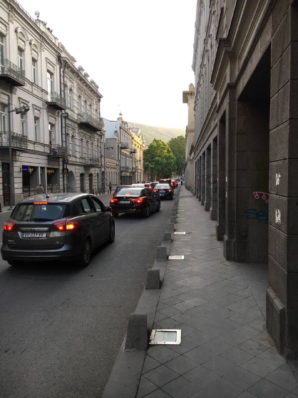 Центр весь в старых домах, атмосферно и приятно, но жарко, 34 градусов пекла, благо в квартире комфортно и без кондера, так же сегодня увидел на горизонте зелёные горы, после этого город стал восприниматься совсем иначе)Что касается русофобии, вчера с таксистом, сегодня когда покупал симку, при заказе еды вечером, в магазине, говорил на русском, вроде пока все адекватно. А то начитался до этого в интернете истерий про русофобские настроения и было тревожно, таксист рассказал что студентов жалко, тех кто снимал квартиры, их хозяева выселили и сдают теперь в несколько раз дороже новоприбывшим русским.Нооо, на улице много надписей «fuck Putin” и «fuck war” так же видел перечёркнутое название улицы «saint Petersburg”