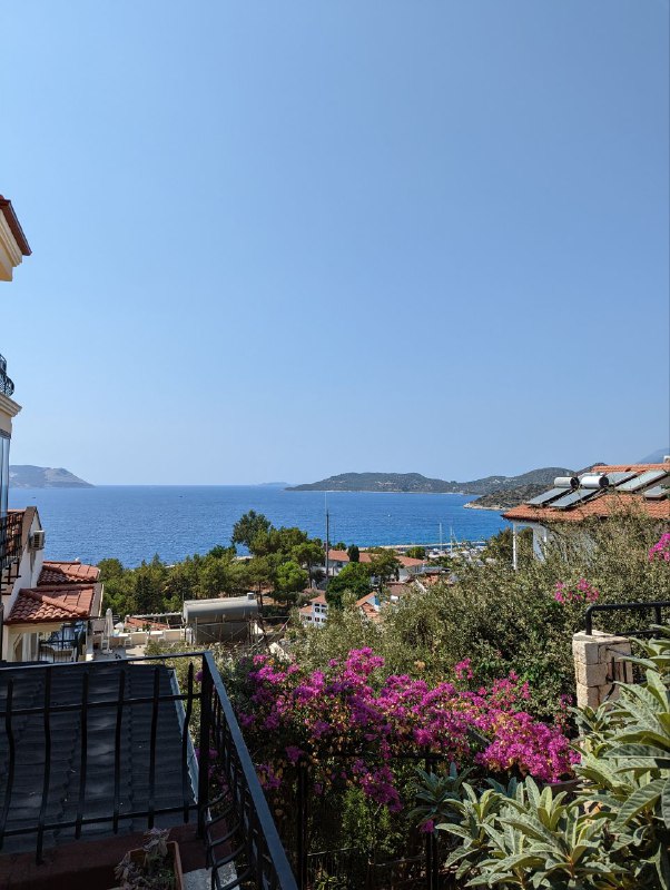 Добрался успешно а Каш, но автобус привез нас не в сам город, а на автобусную станцию чуть дальше. Оттуда на маршрутке (за 10 лир, примерно 0.5$) добрался до самого города и пешочком дошел до жилья, рухнул спать, проснулся час назад, умылся и пошел в первую очередь поесть, так как не ел больше суток.На улице жарко, в тени хорошо, на солнце нет.Пока фотки так, снятые пяткой и не в центральной части города, а где я поселился, но идти 10 минут. Пишу пост пока жду еду.Сегодня в планах снять скутер и поехать на пляж, красивенький с песком. Оттуда будут фотки.Добрался успешно а Каш, но автобус привез нас не в сам город, а на автобусную станцию чуть дальше. Оттуда на маршрутке (за 10 лир, примерно 0.5$) добрался до самого города и пешочком дошел до жилья, рухнул спать, проснулся час назад, умылся и пошел в первую очередь поесть, так как не ел больше суток.На улице жарко, в тени хорошо, на солнце нет.Пока фотки так, снятые пяткой и не в центральной части города, а где я поселился, но идти 10 минут. Пишу пост пока жду еду.Сегодня в планах снять скутер и поехать на пляж, красивенький с песком. Оттуда будут фотки.