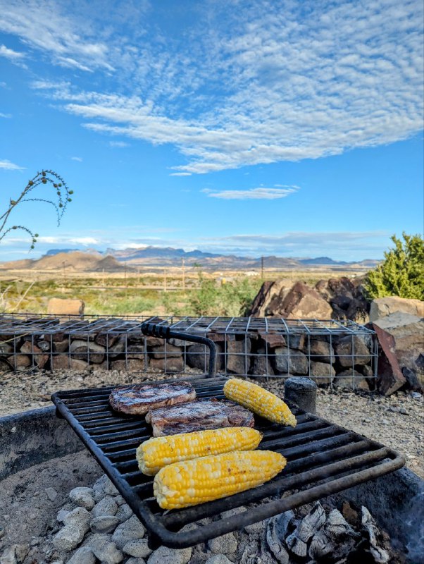 Сегодняшний день завершился стейками и кукурузой на гриле посреди пустыни, в национальном парке Big Bend, что в Техасе, практически на границе с Мексикой!Попытайтесь представить обстановку по моему описанию, так как темень кругом и камера не передаст в любом случае.32 градуса тепла, ты сидишь посреди пустыни, очень теплый воздух хоть как-то спасает тебя от духоты, небо затянуто облаками, через которые еле пробиваются лучи огромной луны, а тем временем на горизонте, освещая буквально на миг силуэты гор, сверкают молнии без грома, а ты утопаешь в своих мыслях...Сегодняшний день завершился стейками и кукурузой на гриле посреди пустыни, в национальном парке Big Bend, что в Техасе, практически на границе с Мексикой!Попытайтесь представить обстановку по моему описанию, так как темень кругом и камера не передаст в любом случае.32 градуса тепла, ты сидишь посреди пустыни, очень теплый воздух хоть как-то спасает тебя от духоты, небо затянуто облаками, через которые еле пробиваются лучи огромной луны, а тем временем на горизонте, освещая буквально на миг силуэты гор, сверкают молнии без грома, а ты утопаешь в своих мыслях...