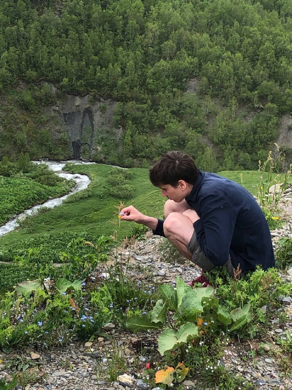 Забрались на высоту 2600 метров на уровнем моря. Буквально за горой находится Россия.Забрались на высоту 2600 метров на уровнем моря. Буквально за горой находится Россия.