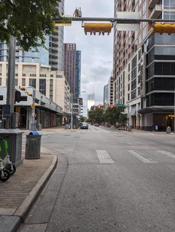 Вчера под вечер съездили в сам Остин, потому что ребята живут за городом, примерно 25 минут на машине, условно как с Инеша до центра Казани.Фенси улочки, кафе, рестораны и бездомные, обязательный атрибут любого американского города, даже в таком республиканском штате как Техас, хоть и не в таком количестве как в ЛА.Погода не одарила красивыми видами заката, ибо было облачно. Но посмотрели как вылетают стаи летучих мышей из под центрального моста, это настоящее событие, собирается много людей. Но было видно плохо, так как было темно уже.Так же поглядели на местный Капитолий.Я до сих пор не знаю где бы я хотел жить, в шумном городе или в спокойном пригороде.Вчера под вечер съездили в сам Остин, потому что ребята живут за городом, примерно 25 минут на машине, условно как с Инеша до центра Казани.Фенси улочки, кафе, рестораны и бездомные, обязательный атрибут любого американского города, даже в таком республиканском штате как Техас, хоть и не в таком количестве как в ЛА.Погода не одарила красивыми видами заката, ибо было облачно. Но посмотрели как вылетают стаи летучих мышей из под центрального моста, это настоящее событие, собирается много людей. Но было видно плохо, так как было темно уже.Так же поглядели на местный Капитолий.Я до сих пор не знаю где бы я хотел жить, в шумном городе или в спокойном пригороде.
