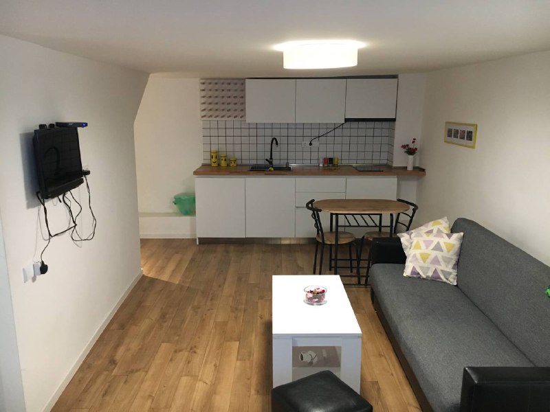 Хата из аирбнб, за 38 $ в сутки, снята только на неделю, ради расположения, но помещение раньше было явно нежилое, рядом обычный подъезд, а в неё отдельная дверь. На фото на аирбнб была лучше, а вид во двор тут максимально грустный, на внутреннюю асфальтную парковку многоэтажки.Хата из аирбнб, за 38 $ в сутки, снята только на неделю, ради расположения, но помещение раньше было явно нежилое, рядом обычный подъезд, а в неё отдельная дверь. На фото на аирбнб была лучше, а вид во двор тут максимально грустный, на внутреннюю асфальтную парковку многоэтажки.