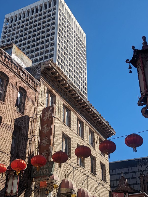 В общем первый день гуляний в процессе, уже масса впечатлений, город очень прикольный за счёт перепадов высот, но ходить конечно устаешь, но благо всегда можно остановиться и почилить в тени.Хоть у нас и тачка не неделю, по самому городу я решил передвигаться общественным транспортом и больше ходить, так дешевле и не паришься о парковках и более мобильный, уже опробовал автобус и метро, пока все цивильно, правда в метро накурено и сигаретами и травой.По поводу выбора, я после двух дней размышлений пока склоняюсь к варианту активной подготовки к собеседованиям, порешать leet code, вылизать резюме, потренироваться во всех аспектах, глобально ничего от этого не теряю, а приобрету лишь опыт, и это будет лучше если я все же найду новую работу и после пару месяцев, приму уже осознанное решение об уезде и взятие gap year, если все таки нужно будет. А так очень хочется посмотреть на процессы работы в больших компаниях, поэтому пока так ;)Ну в крайнем случае gap year устрою если ничего не успею найти за 3 месяца и уеду в чиповую страну.В общем первый день гуляний в процессе, уже масса впечатлений, город очень прикольный за счёт перепадов высот, но ходить конечно устаешь, но благо всегда можно остановиться и почилить в тени.Хоть у нас и тачка не неделю, по самому городу я решил передвигаться общественным транспортом и больше ходить, так дешевле и не паришься о парковках и более мобильный, уже опробовал автобус и метро, пока все цивильно, правда в метро накурено и сигаретами и травой.По поводу выбора, я после двух дней размышлений пока склоняюсь к варианту активной подготовки к собеседованиям, порешать leet code, вылизать резюме, потренироваться во всех аспектах, глобально ничего от этого не теряю, а приобрету лишь опыт, и это будет лучше если я все же найду новую работу и после пару месяцев, приму уже осознанное решение об уезде и взятие gap year, если все таки нужно будет. А так очень хочется посмотреть на процессы работы в больших компаниях, поэтому пока так ;)Ну в крайнем случае gap year устрою если ничего не успею найти за 3 месяца и уеду в чиповую страну.