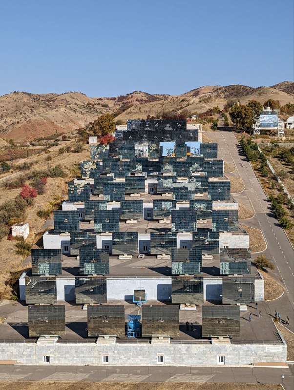 Институт солнца который был построен ещё в советские времена, в нем находится огромный концентратор света, который используется в составе  солнечной печи, которая нагревается до 2000 тысяч градусов по Цельсию только благодаря энергии солнца.Тут до сих пор исследуют и делают разные открытия. В целом было интересно.Институт солнца который был построен ещё в советские времена, в нем находится огромный концентратор света, который используется в составе  солнечной печи, которая нагревается до 2000 тысяч градусов по Цельсию только благодаря энергии солнца.Тут до сих пор исследуют и делают разные открытия. В целом было интересно.