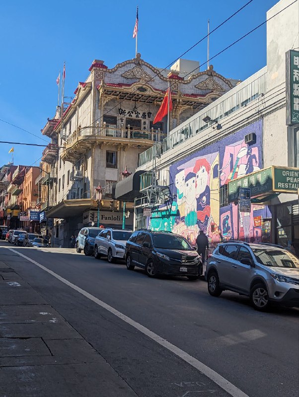 В общем первый день гуляний в процессе, уже масса впечатлений, город очень прикольный за счёт перепадов высот, но ходить конечно устаешь, но благо всегда можно остановиться и почилить в тени.Хоть у нас и тачка не неделю, по самому городу я решил передвигаться общественным транспортом и больше ходить, так дешевле и не паришься о парковках и более мобильный, уже опробовал автобус и метро, пока все цивильно, правда в метро накурено и сигаретами и травой.По поводу выбора, я после двух дней размышлений пока склоняюсь к варианту активной подготовки к собеседованиям, порешать leet code, вылизать резюме, потренироваться во всех аспектах, глобально ничего от этого не теряю, а приобрету лишь опыт, и это будет лучше если я все же найду новую работу и после пару месяцев, приму уже осознанное решение об уезде и взятие gap year, если все таки нужно будет. А так очень хочется посмотреть на процессы работы в больших компаниях, поэтому пока так ;)Ну в крайнем случае gap year устрою если ничего не успею найти за 3 месяца и уеду в чиповую страну.В общем первый день гуляний в процессе, уже масса впечатлений, город очень прикольный за счёт перепадов высот, но ходить конечно устаешь, но благо всегда можно остановиться и почилить в тени.Хоть у нас и тачка не неделю, по самому городу я решил передвигаться общественным транспортом и больше ходить, так дешевле и не паришься о парковках и более мобильный, уже опробовал автобус и метро, пока все цивильно, правда в метро накурено и сигаретами и травой.По поводу выбора, я после двух дней размышлений пока склоняюсь к варианту активной подготовки к собеседованиям, порешать leet code, вылизать резюме, потренироваться во всех аспектах, глобально ничего от этого не теряю, а приобрету лишь опыт, и это будет лучше если я все же найду новую работу и после пару месяцев, приму уже осознанное решение об уезде и взятие gap year, если все таки нужно будет. А так очень хочется посмотреть на процессы работы в больших компаниях, поэтому пока так ;)Ну в крайнем случае gap year устрою если ничего не успею найти за 3 месяца и уеду в чиповую страну.