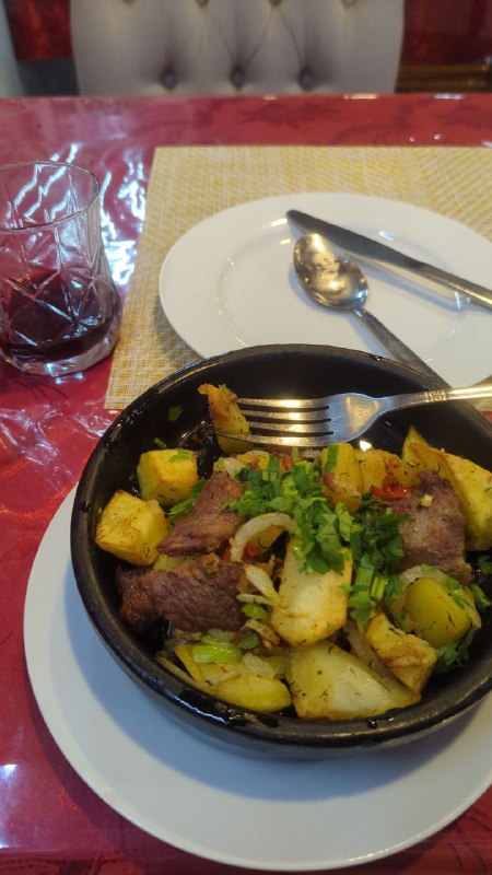 Сижу в парке, ощущаю себя практически Берлиозом на патриарших, не хватает только Ивана бездомного и Воланда. Размышляю о бытие!А так сходил ещё раз в банк с утра, они конечно сказали позвонят, но я решил все равно попробовать, так что чего и следовало ожидать, расследования о пропавшем переводе все ещё в процессе, сказали занимает обычно 1-2 рабочих дня, так что ждём.Гуляю но не так много, сегодня хорошая погода, потому что нет солнца, приятная прохлада, давно такой хотел, а то в ЛА было перманентно солнечно, что тоже может надоесть.Из интересного есть одна история. В понедельник на обед заходил в ресторанчик в подвале дома в котором живу.Там полно фоток хозяина с гостями, но видимо он уже умер, так как второй день подряд его не было, но может ошибаюсь.Так вот, взял я поесть оджахури (жареная картошка с мясом и овощами) и бокальчик домашнего красного вина, саперави, очень нравится, потому что обычно не такое горькое как бутылочное, а так же легко пьется и быстро возвышает.Так вот на второй день тоже попросил бокальчик вина и хачапури, но мне принесли графин полулитровый и оказалось что это бесплатно, поэтому пришлось допивать, это было оч много, хоть и зашло хорошо и я был сильно пьян, ну не так чтобы тошнило, а приятно без последствий, не пересекая грань. Но потом я просто вернулся домой и уснул до вечера и ночью не мог поэтому толком уснуть. Не думаю что буду пить ещё вино в этот приезд)Сижу в парке, ощущаю себя практически Берлиозом на патриарших, не хватает только Ивана бездомного и Воланда. Размышляю о бытие!А так сходил ещё раз в банк с утра, они конечно сказали позвонят, но я решил все равно попробовать, так что чего и следовало ожидать, расследования о пропавшем переводе все ещё в процессе, сказали занимает обычно 1-2 рабочих дня, так что ждём.Гуляю но не так много, сегодня хорошая погода, потому что нет солнца, приятная прохлада, давно такой хотел, а то в ЛА было перманентно солнечно, что тоже может надоесть.Из интересного есть одна история. В понедельник на обед заходил в ресторанчик в подвале дома в котором живу.Там полно фоток хозяина с гостями, но видимо он уже умер, так как второй день подряд его не было, но может ошибаюсь.Так вот, взял я поесть оджахури (жареная картошка с мясом и овощами) и бокальчик домашнего красного вина, саперави, очень нравится, потому что обычно не такое горькое как бутылочное, а так же легко пьется и быстро возвышает.Так вот на второй день тоже попросил бокальчик вина и хачапури, но мне принесли графин полулитровый и оказалось что это бесплатно, поэтому пришлось допивать, это было оч много, хоть и зашло хорошо и я был сильно пьян, ну не так чтобы тошнило, а приятно без последствий, не пересекая грань. Но потом я просто вернулся домой и уснул до вечера и ночью не мог поэтому толком уснуть. Не думаю что буду пить ещё вино в этот приезд)