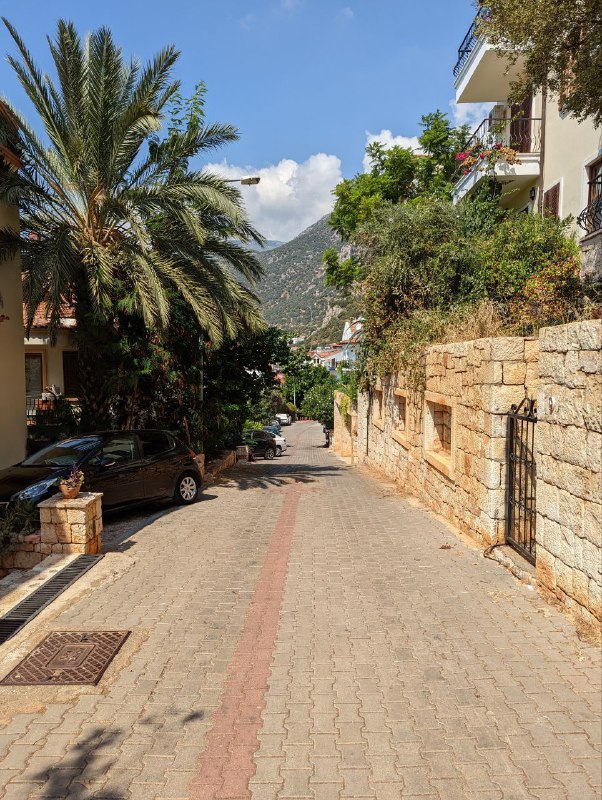 Добрался успешно а Каш, но автобус привез нас не в сам город, а на автобусную станцию чуть дальше. Оттуда на маршрутке (за 10 лир, примерно 0.5$) добрался до самого города и пешочком дошел до жилья, рухнул спать, проснулся час назад, умылся и пошел в первую очередь поесть, так как не ел больше суток.На улице жарко, в тени хорошо, на солнце нет.Пока фотки так, снятые пяткой и не в центральной части города, а где я поселился, но идти 10 минут. Пишу пост пока жду еду.Сегодня в планах снять скутер и поехать на пляж, красивенький с песком. Оттуда будут фотки.Добрался успешно а Каш, но автобус привез нас не в сам город, а на автобусную станцию чуть дальше. Оттуда на маршрутке (за 10 лир, примерно 0.5$) добрался до самого города и пешочком дошел до жилья, рухнул спать, проснулся час назад, умылся и пошел в первую очередь поесть, так как не ел больше суток.На улице жарко, в тени хорошо, на солнце нет.Пока фотки так, снятые пяткой и не в центральной части города, а где я поселился, но идти 10 минут. Пишу пост пока жду еду.Сегодня в планах снять скутер и поехать на пляж, красивенький с песком. Оттуда будут фотки.