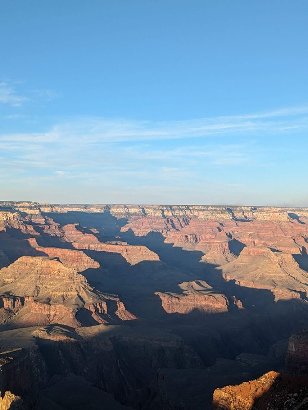 Всем привет! В общем от меня давно не было вестей, были различные периоды, которые чередовались. Супер продуктивные с хорошим настроем и наоборот какие-то моменты когда я был поникшим. Но сейчас вроде прихожу в себя и к балансу, буду стараться рассказывать больше про житуху-бытовуху!В общем на прошлой неделе я взял отпуск, ко мне приехал техасский брат с женой и мы поехали в трип на машине на гранд каньон. Все было отлично, не считая момента когда я чуть задремал на пустой дороге в пустыне и выехал на встречку, потом сразу же поменялись с братом.Погода в это время там тоже огонь, не жарко, тепло, можно гулять и гулять. В понедельник мы проехали от ЛА до деревушки Cottonwood, что в Аризоне и там же заночевали, а с утра двинули уже непосредственно  на гранд каньон. Фоток из деревушки и из airbnb дома нет, но было супер уютно, пожарили мясо на гриле и кукурузку, да и сама деревушка супер уютная, спокойная, при это в ней есть большие магазины и тд.Сам гранд каньон для нас как для туристов представлен в виде большого количества обзрных площадок, между которыми ты перемещаешься в течении дня на машине, есть еще музеи, но мы были ограничены во времени. Встретив закат на каньоне, мы по полной насладились звездным небом и поехали дальше, в сторону Лас Вегаса, продолжение будет завтра!Что-то косяк с видео был, добавил в комменты.Всем привет! В общем от меня давно не было вестей, были различные периоды, которые чередовались. Супер продуктивные с хорошим настроем и наоборот какие-то моменты когда я был поникшим. Но сейчас вроде прихожу в себя и к балансу, буду стараться рассказывать больше про житуху-бытовуху!В общем на прошлой неделе я взял отпуск, ко мне приехал техасский брат с женой и мы поехали в трип на машине на гранд каньон. Все было отлично, не считая момента когда я чуть задремал на пустой дороге в пустыне и выехал на встречку, потом сразу же поменялись с братом.Погода в это время там тоже огонь, не жарко, тепло, можно гулять и гулять. В понедельник мы проехали от ЛА до деревушки Cottonwood, что в Аризоне и там же заночевали, а с утра двинули уже непосредственно  на гранд каньон. Фоток из деревушки и из airbnb дома нет, но было супер уютно, пожарили мясо на гриле и кукурузку, да и сама деревушка супер уютная, спокойная, при это в ней есть большие магазины и тд.Сам гранд каньон для нас как для туристов представлен в виде большого количества обзрных площадок, между которыми ты перемещаешься в течении дня на машине, есть еще музеи, но мы были ограничены во времени. Встретив закат на каньоне, мы по полной насладились звездным небом и поехали дальше, в сторону Лас Вегаса, продолжение будет завтра!Что-то косяк с видео был, добавил в комменты.