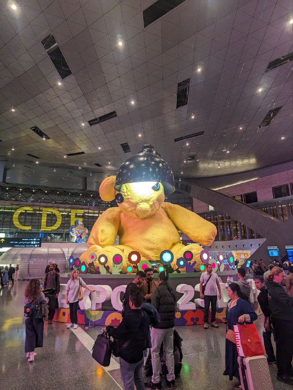 В общем лечу с Дохи в Лос Анджелес, оказалось пролетел над Россией и в частности над Казанью и Инешом, забавный факт)Этот полет займет 16 часов, больше половины уже прошли, довольно быстро, на удивление не так плохо все, много поспал, я сижу у окна, слева сиденье пустое, ноги можно вытягивать, а у прохода сидит русскоговорящий Армянин, общаемся.Ещё из супер интересного, как только мы взлетели начало светать, собственно на видео виден рассвет, но потом повернули на запад и улетели от рассвета в ночь, очень необычно, вспоминается школьные времена когда ты сидишь вечером допоздна, так как с утра в школу, куда не очень хочется и ты стараешься продлить вечернее время в надежде что утро не настанет так быстро.Ещё обнаружил способ подключать бесплатный вайфай на час, собственно поэтому и пишу!В общем лечу с Дохи в Лос Анджелес, оказалось пролетел над Россией и в частности над Казанью и Инешом, забавный факт)Этот полет займет 16 часов, больше половины уже прошли, довольно быстро, на удивление не так плохо все, много поспал, я сижу у окна, слева сиденье пустое, ноги можно вытягивать, а у прохода сидит русскоговорящий Армянин, общаемся.Ещё из супер интересного, как только мы взлетели начало светать, собственно на видео виден рассвет, но потом повернули на запад и улетели от рассвета в ночь, очень необычно, вспоминается школьные времена когда ты сидишь вечером допоздна, так как с утра в школу, куда не очень хочется и ты стараешься продлить вечернее время в надежде что утро не настанет так быстро.Ещё обнаружил способ подключать бесплатный вайфай на час, собственно поэтому и пишу!