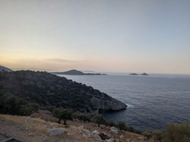 Добрался успешно а Каш, но автобус привез нас не в сам город, а на автобусную станцию чуть дальше. Оттуда на маршрутке (за 10 лир, примерно 0.5$) добрался до самого города и пешочком дошел до жилья, рухнул спать, проснулся час назад, умылся и пошел в первую очередь поесть, так как не ел больше суток.На улице жарко, в тени хорошо, на солнце нет.Пока фотки так, снятые пяткой и не в центральной части города, а где я поселился, но идти 10 минут. Пишу пост пока жду еду.Сегодня в планах снять скутер и поехать на пляж, красивенький с песком. Оттуда будут фотки.Добрался успешно а Каш, но автобус привез нас не в сам город, а на автобусную станцию чуть дальше. Оттуда на маршрутке (за 10 лир, примерно 0.5$) добрался до самого города и пешочком дошел до жилья, рухнул спать, проснулся час назад, умылся и пошел в первую очередь поесть, так как не ел больше суток.На улице жарко, в тени хорошо, на солнце нет.Пока фотки так, снятые пяткой и не в центральной части города, а где я поселился, но идти 10 минут. Пишу пост пока жду еду.Сегодня в планах снять скутер и поехать на пляж, красивенький с песком. Оттуда будут фотки.