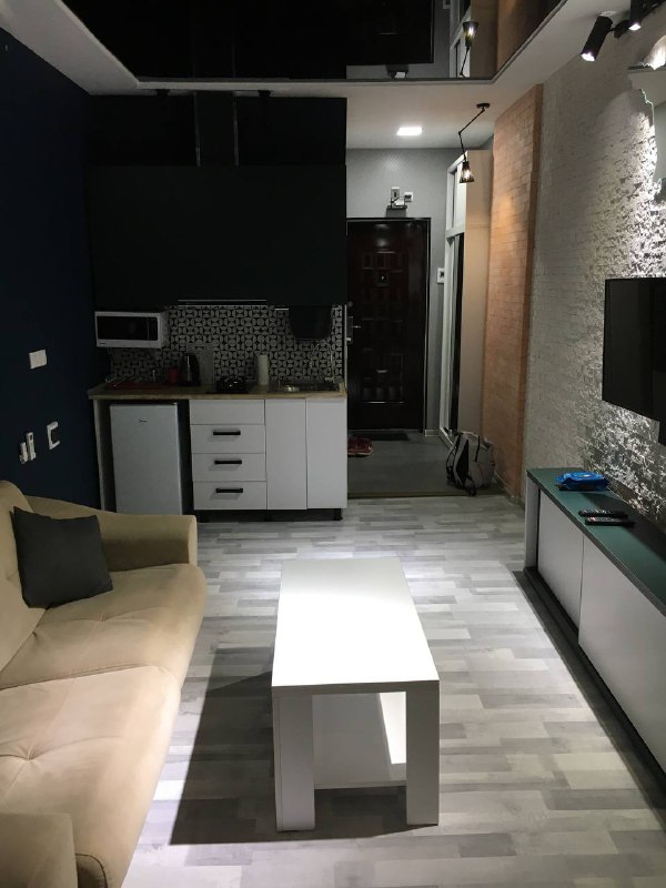 Двухдневный тур по горам подошёл к концу, было все очень красиво и компания отличная, только, ну очень уж много времени проводишь в машине за эти 2 дня, это переносится не так сложно благодаря красивым видам на протяжении всего пути. Вердикт : стоит!Поездка стоила 280 лари(5700 рублей, 100$), в цену входит трансфер, вино по желанию на всем пути, ночёвка в горах, ужин и завтрак, стол был разнообразный, но фото нет, увы.А пока я заехал в новую квартиру на неделю, и сделал пару снимков, детали про жильё напишу завтра, а так же сниму видео обзор.Двухдневный тур по горам подошёл к концу, было все очень красиво и компания отличная, только, ну очень уж много времени проводишь в машине за эти 2 дня, это переносится не так сложно благодаря красивым видам на протяжении всего пути. Вердикт : стоит!Поездка стоила 280 лари(5700 рублей, 100$), в цену входит трансфер, вино по желанию на всем пути, ночёвка в горах, ужин и завтрак, стол был разнообразный, но фото нет, увы.А пока я заехал в новую квартиру на неделю, и сделал пару снимков, детали про жильё напишу завтра, а так же сниму видео обзор.