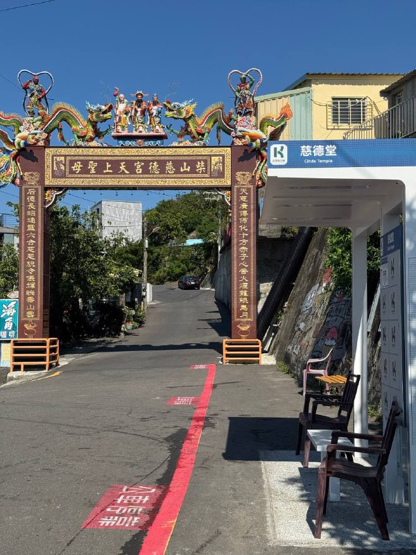 Я решил отбросить размышления о бытие и съездить к океану. Хоть я и придумал что буду глобально делать дальше, но об этом не сегодня.В итоге путь занял около двух часов, большую часть которого я ожидал транспорт. Чтобы добраться я воспользовался метро, затем автобусом, пересел во второй и 20 минут шел до конечной точки.Вывод такой, что нужен свой транспорт, об этом тоже не сегодня.По итогу добрался до океана, смотрел за его гладью, стоя рядом с местными, в итоге со мной заговорил один из них, начав со слов «видишь флаги?», указав на них пальцем, я кивнул, затем он рассказал что это тренируются морские пехотинцы местные, плавают брасом.Хоть и на улице 26 градусов, но на солнце начинает подпекать, поэтому я ушел в лес, и изучил его. Думал посидеть там и написать этот пост, но комары и муравьи не позволили этого сделать, поэтому я был вынужден вернуться к остановке, до следующего обратного автобуса еще минут 40, но остановка хорошо организована, так что тень, вид океана и стул, все что нужно для комфортного ожидания)Еще из интересного, пока ехал на автобусе уже вдоль побережья, я увидел кампусы пары университетов, очень классное местоположение, представьте занятия с видом на океан. Я уже знал об одном из них, так как у них есть курсы китайского и ближайший поток на начало марта, это так, намек. Узнал о нем пару дней назад, из fb группы экспатов, советовали как хорошее место для изучения языка с нуля.Пока так, всем хорошего дня)Я решил отбросить размышления о бытие и съездить к океану. Хоть я и придумал что буду глобально делать дальше, но об этом не сегодня.В итоге путь занял около двух часов, большую часть которого я ожидал транспорт. Чтобы добраться я воспользовался метро, затем автобусом, пересел во второй и 20 минут шел до конечной точки.Вывод такой, что нужен свой транспорт, об этом тоже не сегодня.По итогу добрался до океана, смотрел за его гладью, стоя рядом с местными, в итоге со мной заговорил один из них, начав со слов «видишь флаги?», указав на них пальцем, я кивнул, затем он рассказал что это тренируются морские пехотинцы местные, плавают брасом.Хоть и на улице 26 градусов, но на солнце начинает подпекать, поэтому я ушел в лес, и изучил его. Думал посидеть там и написать этот пост, но комары и муравьи не позволили этого сделать, поэтому я был вынужден вернуться к остановке, до следующего обратного автобуса еще минут 40, но остановка хорошо организована, так что тень, вид океана и стул, все что нужно для комфортного ожидания)Еще из интересного, пока ехал на автобусе уже вдоль побережья, я увидел кампусы пары университетов, очень классное местоположение, представьте занятия с видом на океан. Я уже знал об одном из них, так как у них есть курсы китайского и ближайший поток на начало марта, это так, намек. Узнал о нем пару дней назад, из fb группы экспатов, советовали как хорошее место для изучения языка с нуля.Пока так, всем хорошего дня)