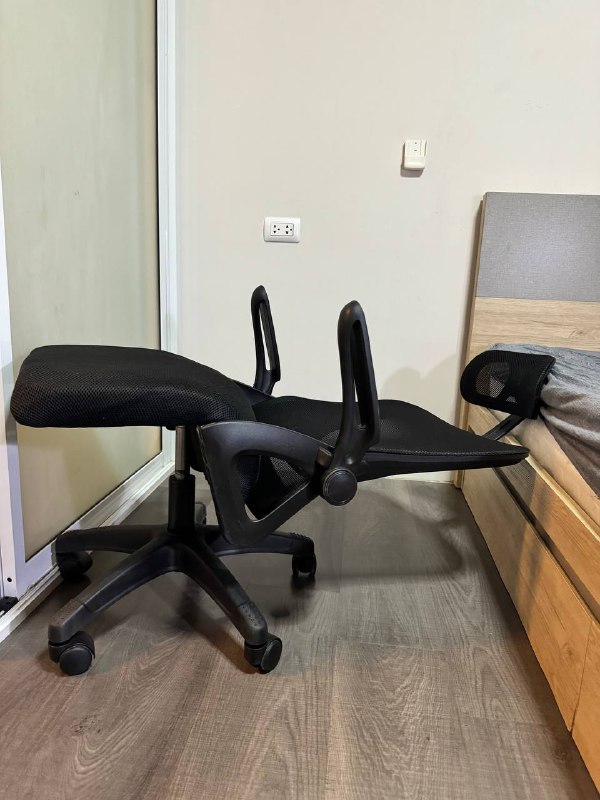 Всем привет, я снова выхожу на связь и врываюсь с обещанным румтуром. Причина моего отсутствия это борьба с собой, со своими зависимостями, уходил запойно в сериалы и игры(установил Зельду на мак через симулятор). По сути я и раньше им поддавался, но в жизни были различные обязательства перед другие, которые нельзя было игнорировать и как-то естественно удавалось менять деятельность, а в состоянии когда ты можешь себе позволить ничего не делать и существовать это оказалось для меня сложнее, поэтому я уходил от реальности как только мог и в этот момент терялся смысл что либо делать. Но благо я вроде осознал как с этим работать и вышел из этого круговорота, про это детальнее ещё распишу позже.А сейчас про быт, если помните я снимал в первый месяц байк за 7500 бат, после снял уже скромный Honda Scoopy за 3000 бат в месяц.Нашел где покупать вкусный хлеб на закваске и вернулся к привычному завтраку, сам готовлю.Поправка к видео, купил сам в квартиру:1) Новое кресло из Икеи Маркус, у меня в России такое же. (4999 бат). Я сначала решил сэкономить, купил за 1200 бат кресло с Лазады(местный маркетплейс, но он у меня развалился через неделю, фото имеется)2) Блендер и Пылесос Б/У на Фейсбук маркетплейс за 1000 бат.3) Плед на диван из Икеи, не помню цену.4) по мелочи ещё, сковородку, полотенца, тряпки.Траты на жилье:1) Аренда кв 12000 бат (330$)2) Свет вышел 1430 бат(39$) при условии что кондёр почти всегда работал в дневное время.3) Вода 245 бат (6$)Киловатт электроэнергии стоит 4 бата в моем Кондо. Основной расход конечно от кондиционера, при желании можно экономить на нем, купив вентилятор и помощнее, но я не хочу.Пока так, всем хорошего дня, а кому и вечера !Всем привет, я снова выхожу на связь и врываюсь с обещанным румтуром. Причина моего отсутствия это борьба с собой, со своими зависимостями, уходил запойно в сериалы и игры(установил Зельду на мак через симулятор). По сути я и раньше им поддавался, но в жизни были различные обязательства перед другие, которые нельзя было игнорировать и как-то естественно удавалось менять деятельность, а в состоянии когда ты можешь себе позволить ничего не делать и существовать это оказалось для меня сложнее, поэтому я уходил от реальности как только мог и в этот момент терялся смысл что либо делать. Но благо я вроде осознал как с этим работать и вышел из этого круговорота, про это детальнее ещё распишу позже.А сейчас про быт, если помните я снимал в первый месяц байк за 7500 бат, после снял уже скромный Honda Scoopy за 3000 бат в месяц.Нашел где покупать вкусный хлеб на закваске и вернулся к привычному завтраку, сам готовлю.Поправка к видео, купил сам в квартиру:1) Новое кресло из Икеи Маркус, у меня в России такое же. (4999 бат). Я сначала решил сэкономить, купил за 1200 бат кресло с Лазады(местный маркетплейс, но он у меня развалился через неделю, фото имеется)2) Блендер и Пылесос Б/У на Фейсбук маркетплейс за 1000 бат.3) Плед на диван из Икеи, не помню цену.4) по мелочи ещё, сковородку, полотенца, тряпки.Траты на жилье:1) Аренда кв 12000 бат (330$)2) Свет вышел 1430 бат(39$) при условии что кондёр почти всегда работал в дневное время.3) Вода 245 бат (6$)Киловатт электроэнергии стоит 4 бата в моем Кондо. Основной расход конечно от кондиционера, при желании можно экономить на нем, купив вентилятор и помощнее, но я не хочу.Пока так, всем хорошего дня, а кому и вечера !